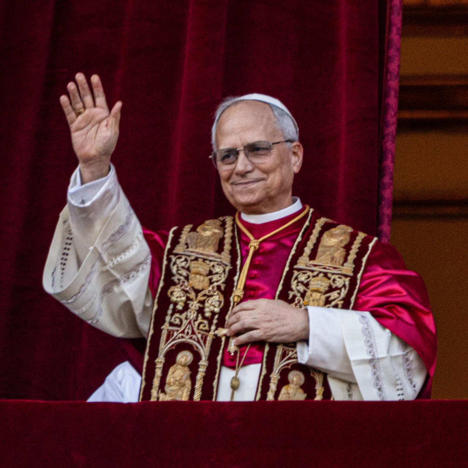 Der neue Papst winkt vom Balkon des Petersdoms, neben ihm sitzt ein Kardinal (c) Deutsche Bischofskonferenz / Jessica Krämer Der neue Papst winkt vom Balkon des Petersdoms, neben ihm sitzt ein Kardinal