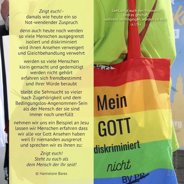 Eine Tasche in Regenbogenfarben und dem Text mein Gott diskriminiert nicht, darüber liegt der Impulstext (c) Hannelore Bares Eine Tasche in Regenbogenfarben und dem Text mein Gott diskriminiert nicht, darüber liegt der Impulstext