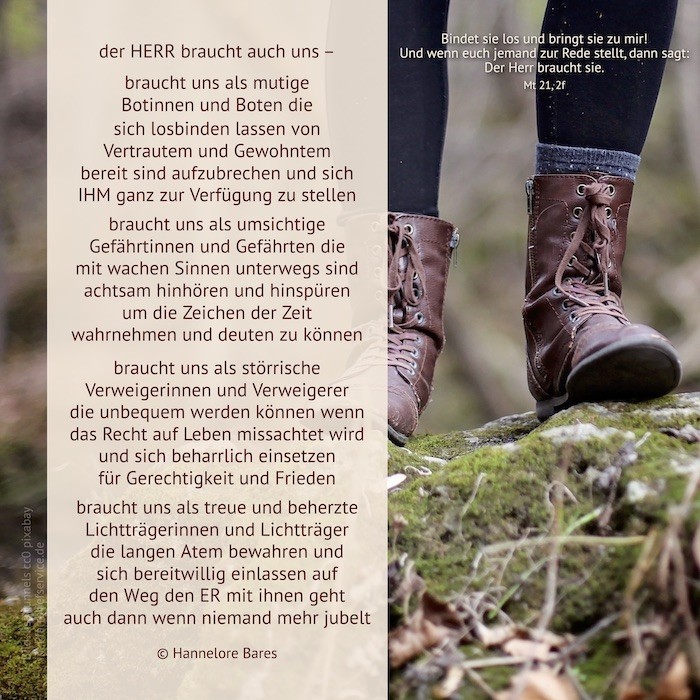 Zwei Füße in Lederschuhen stehen auf einem mit Moos bedeckten Stein, daneben steht der Impulstext (c) Hannelore Bares Zwei Füße in Lederschuhen stehen auf einem mit Moos bedeckten Stein, daneben steht der Impulstext