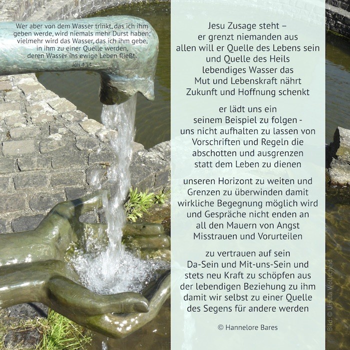 Man sieht Wasser aus einem Rohr in einen Brunnen laufen. Als Auffangbecken dienen zwei Hände aus Metall (c) Hannelore Bares Man sieht Wasser aus einem Rohr in einen Brunnen laufen. Als Auffangbecken dienen zwei Hände aus Metall
