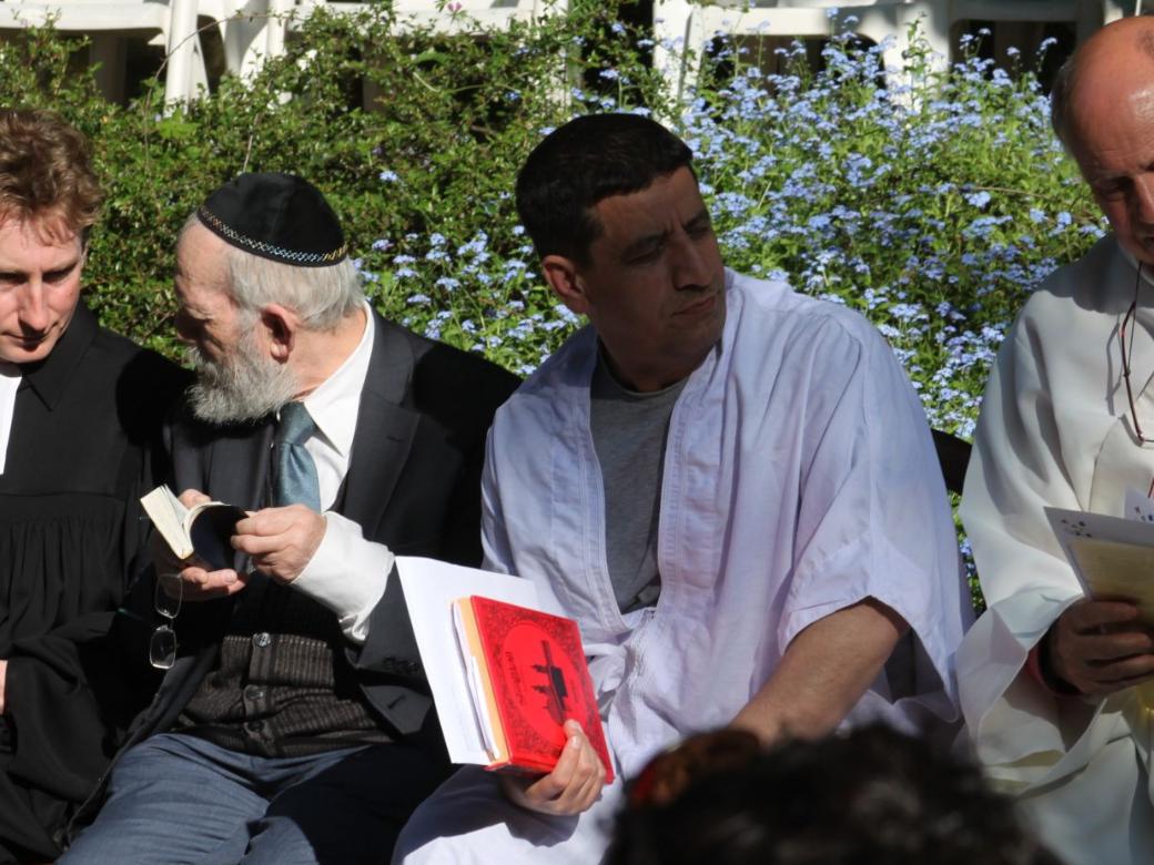 Archivfoto: Mitwirkende Geistliche der verschiedenen Religionen beim Interreligiösen Friedensgebet „auf der Grenze“ 2023.