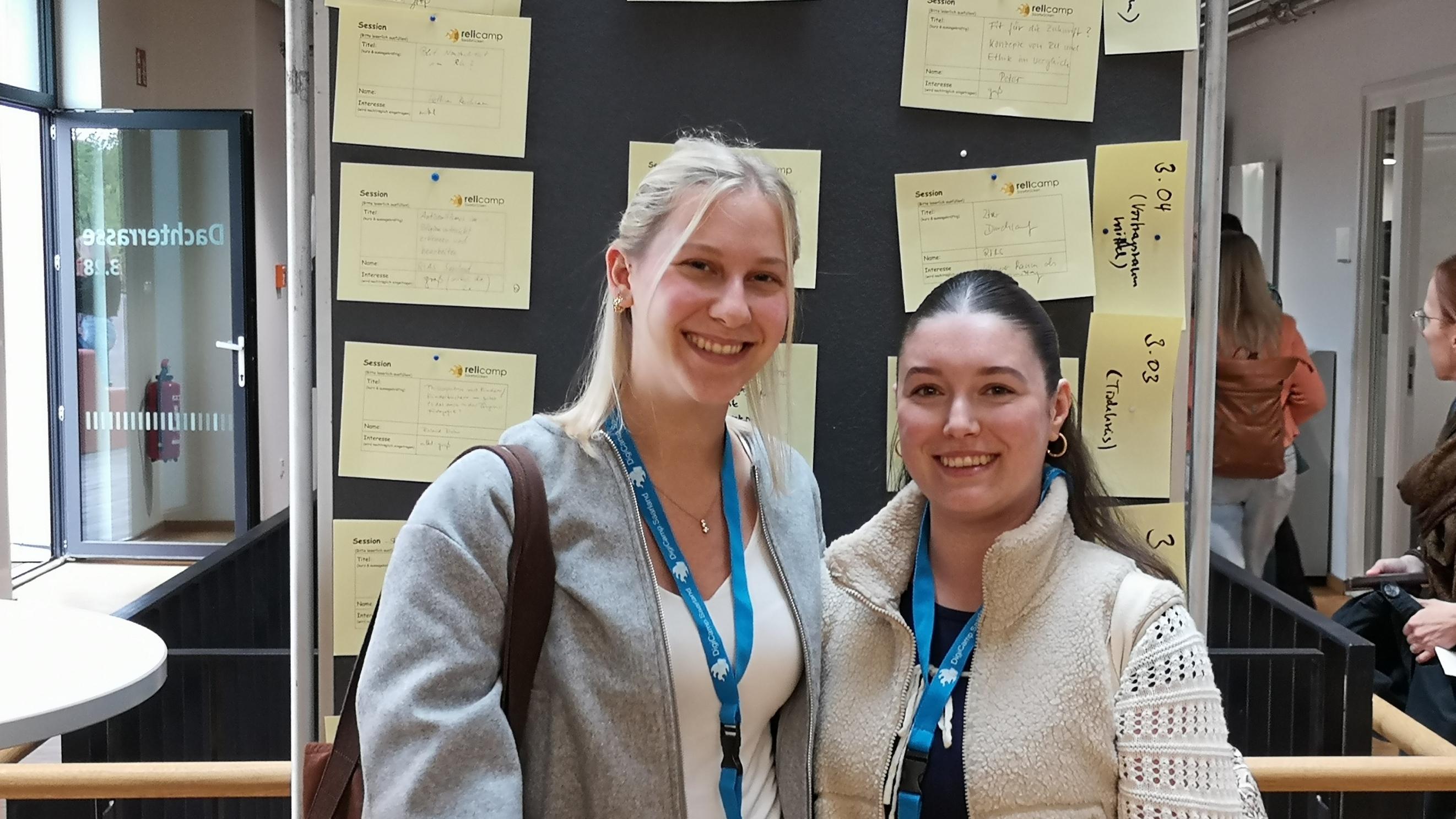 Teilnehmerinnen Noemi Becker und Lana Peters vor dem Sessionsplan des Relicamps