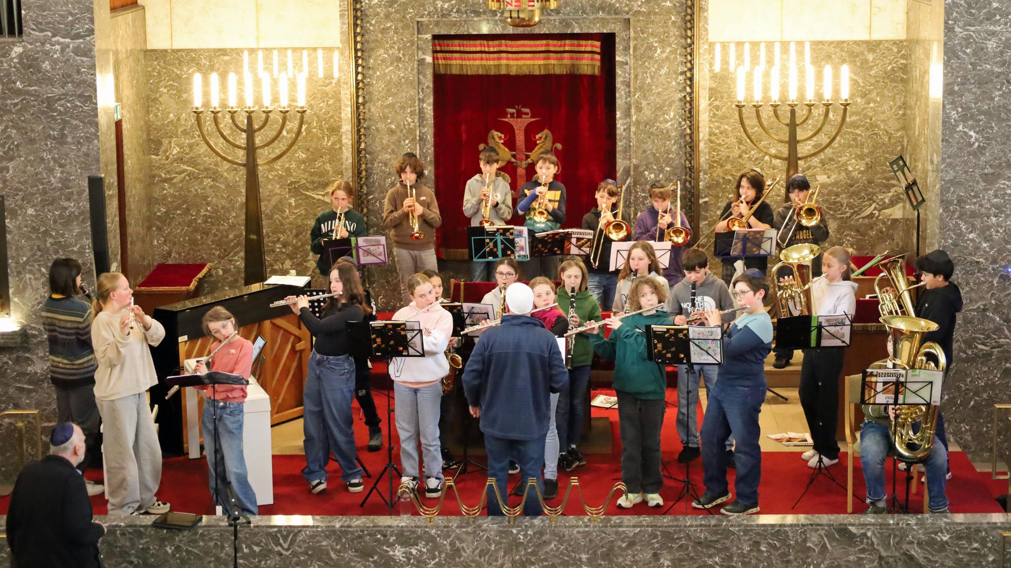 Eine Gruppe mit Blasinstrumenten probt für einen Auftritt