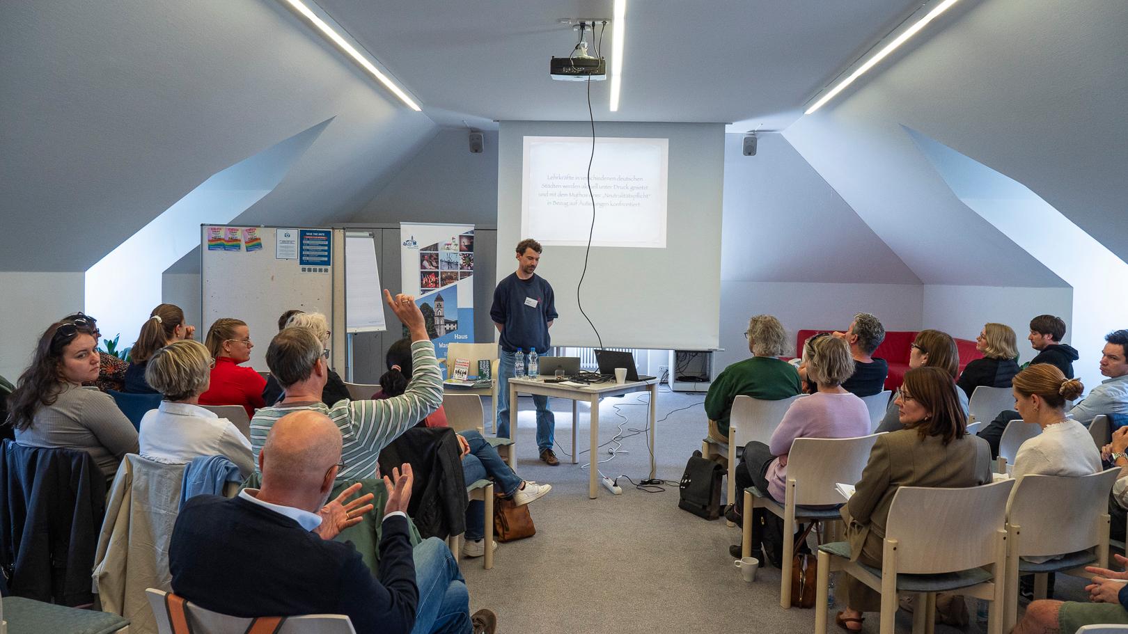 Beim Demokratie(resilienz)tag in Vallendar gab es angeregte Diskussionen...