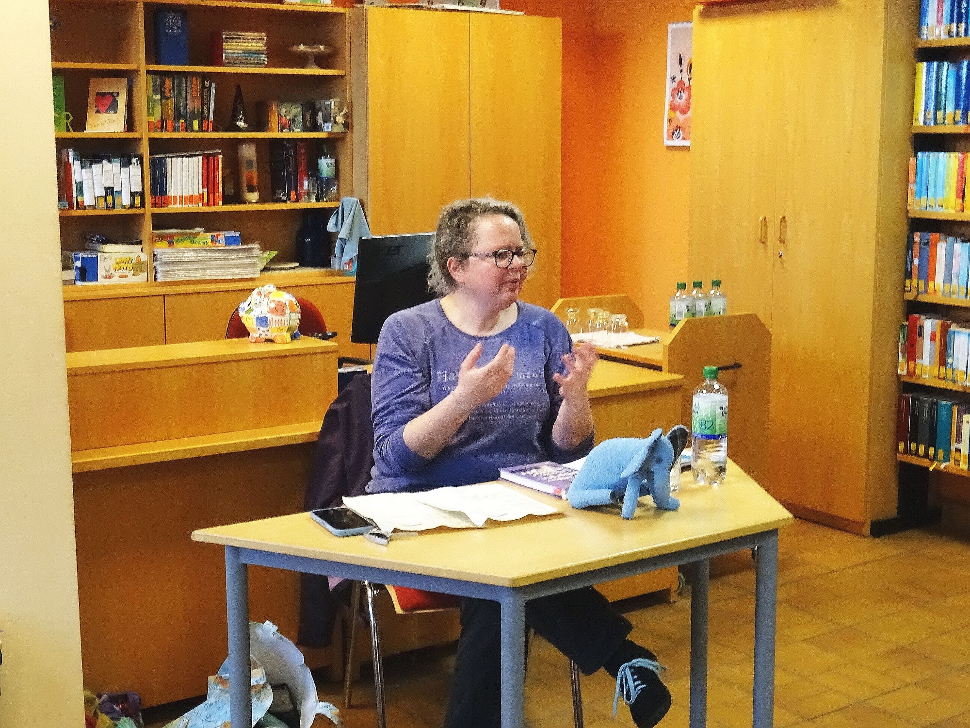 Die theologische Fachautorin und ehemalige Pfarrerin Anna Böck bei ihrem Vortrag in der Katholischen Öffentlichen Bücherei Losheim.