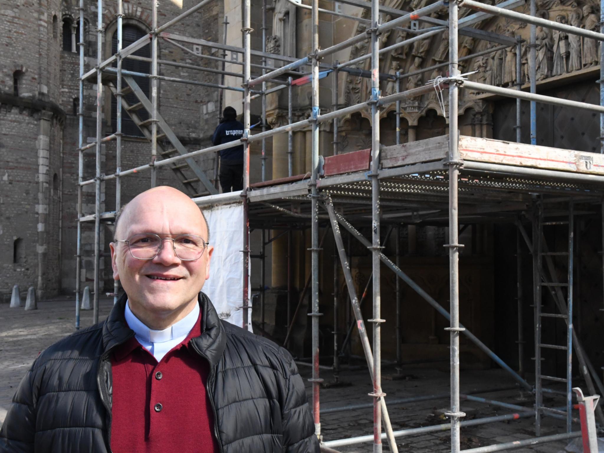 Pfarrer Dr. Markus Nicolay vor dem restaurierten Westportal der Trierer Liebfrauenbasilika.