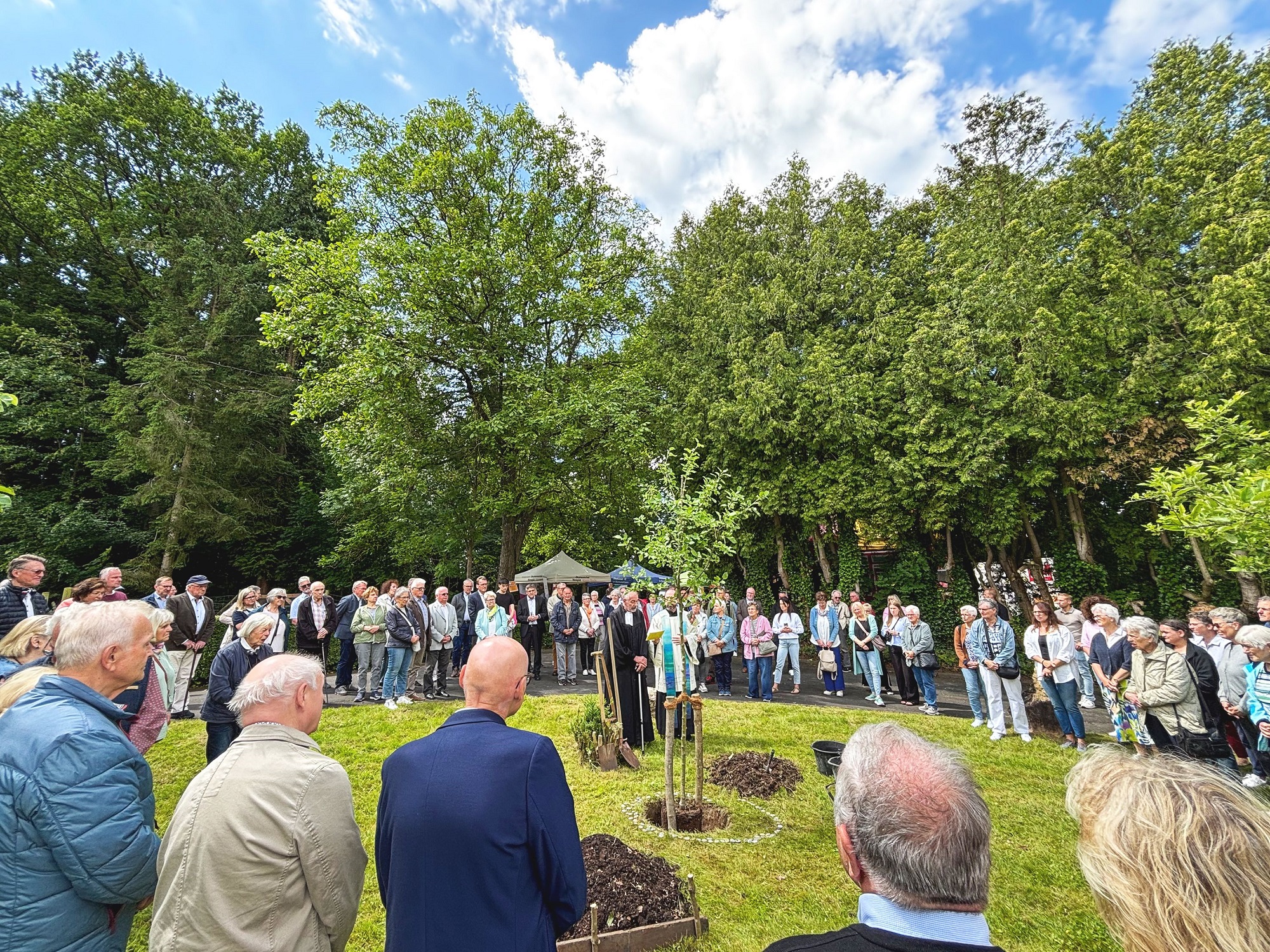 Nach dem Gottesdienst wurden auf dem ehemaligen Klostergelände ein Baum gepflanzt und gesegnet sowie symbolisch kleine Grundsteine für den Hospiz-Neubau gelegt.