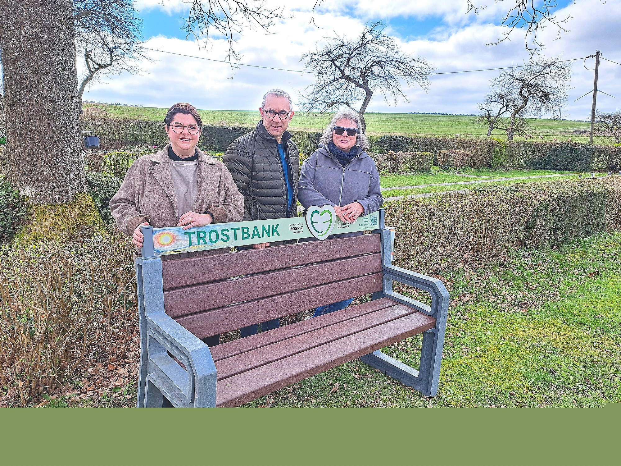 Der Gonzerather Ortsvorsteher Christoph Steinmetz, Elke Weyand vom Christlichen Hospizverein (rechts) und Sarah Günter vom Ambulanten Hospiz an der Trostbank in Morbach- Gonzerath.