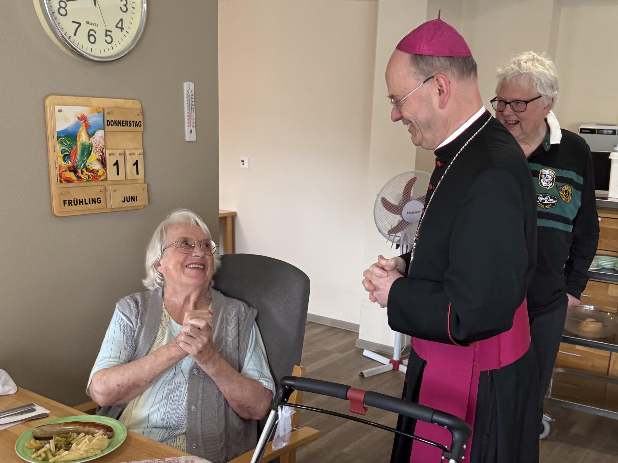 Bei seinem Besuch im Pflegezentrum kam Weihbischof Brahm mit Bewohnerinnen und Bewohnern ins Gespräch.