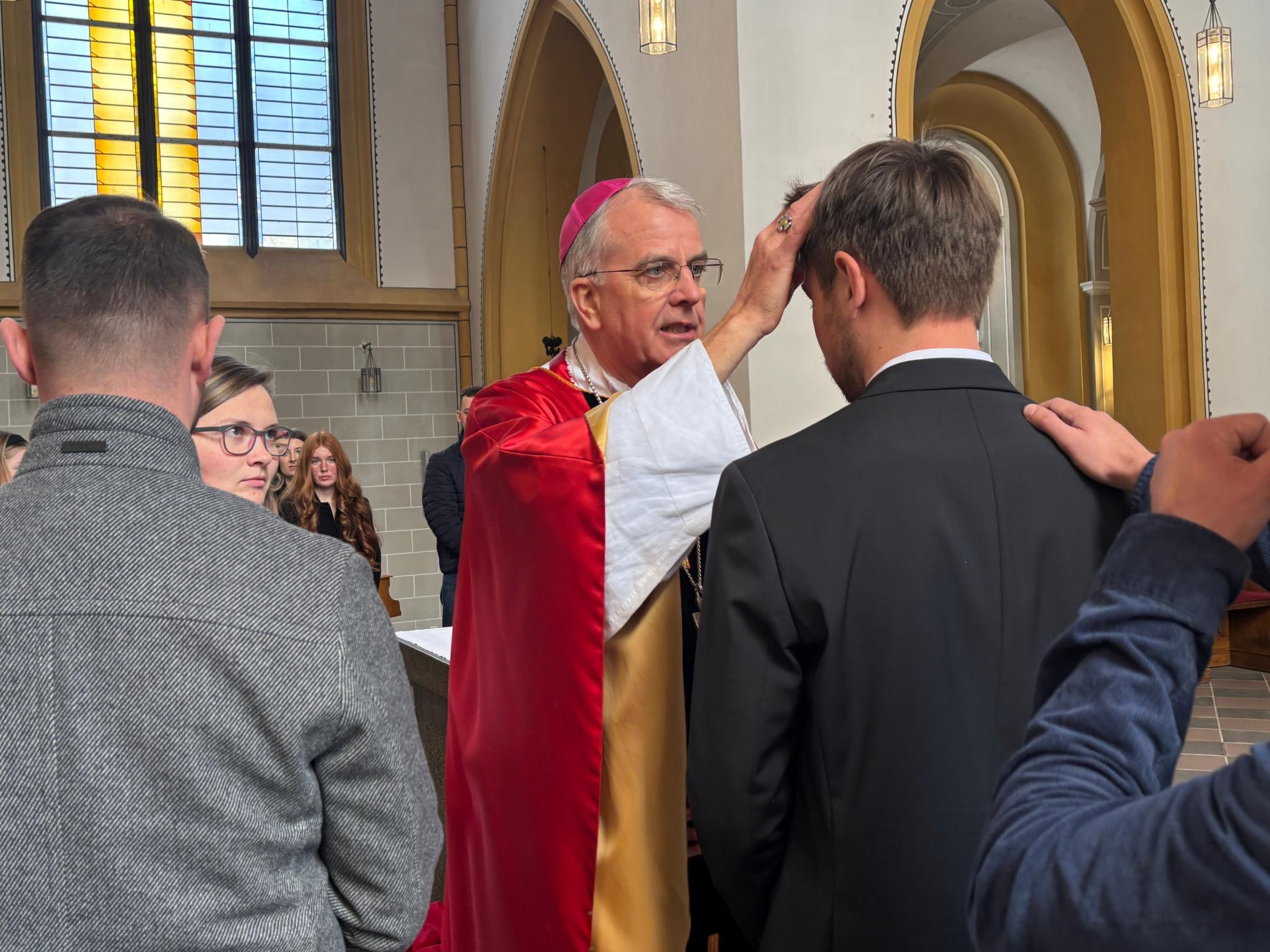 Weihbischof Peters spendet das Sakrament der Firmung