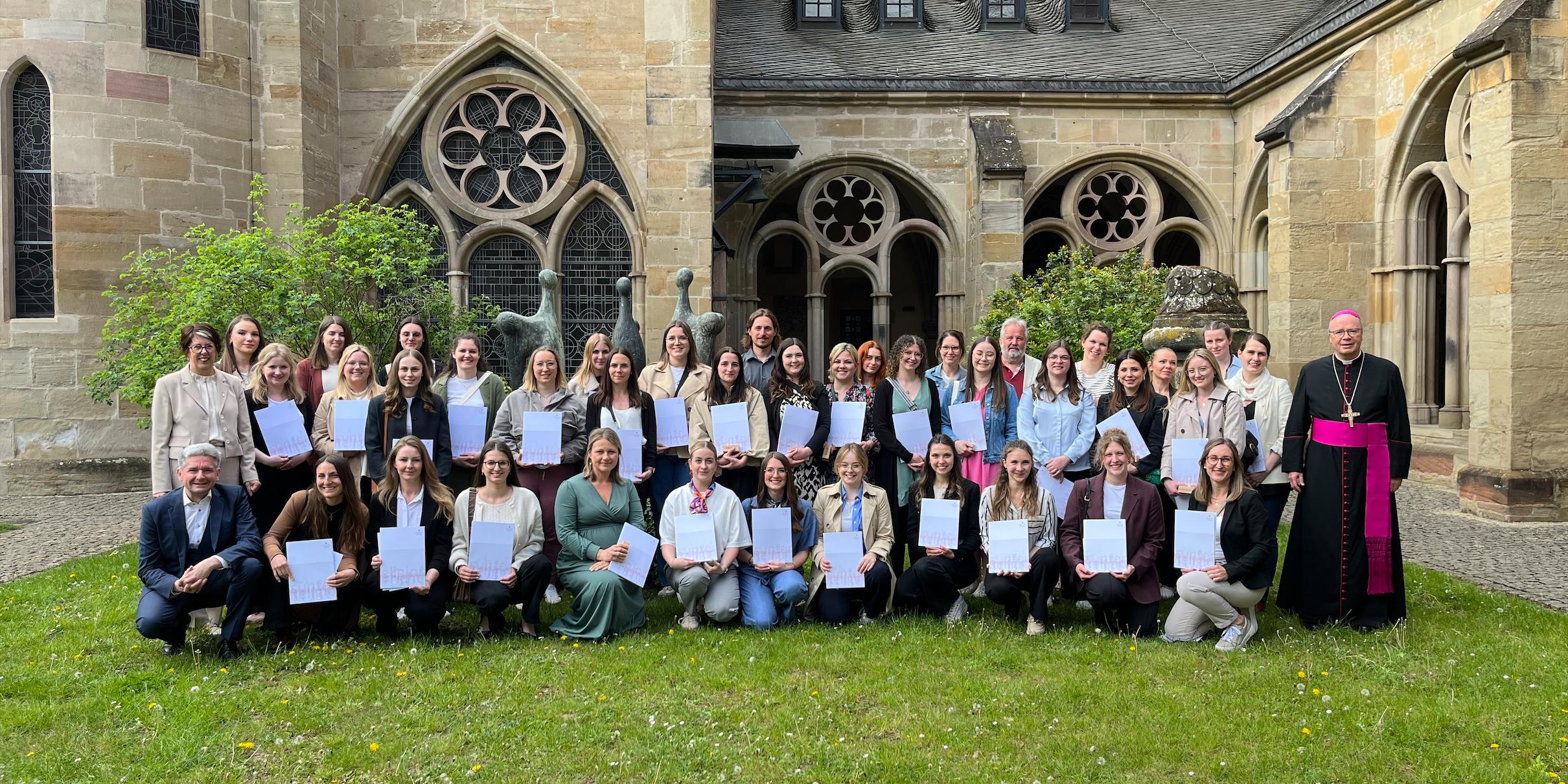 Gruppenfoto der Religionslehrkräfte, die ihre kirchliche Lehrerlaubnis erhalten haben, mit Bischof Stephan Ackermann