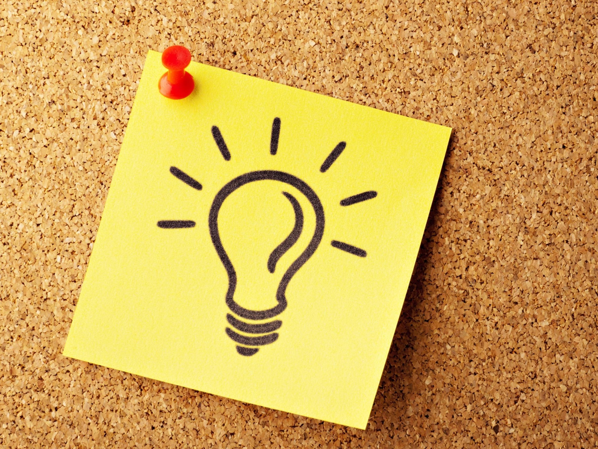 Korkpinnwand mit gelbem Post-it-Zettel, auf den eine Glühbirne gezeichnet ist (c) Unsplash Korkpinnwand mit gelbem Post-it-Zettel, auf den eine Glühbirne gezeichnet ist