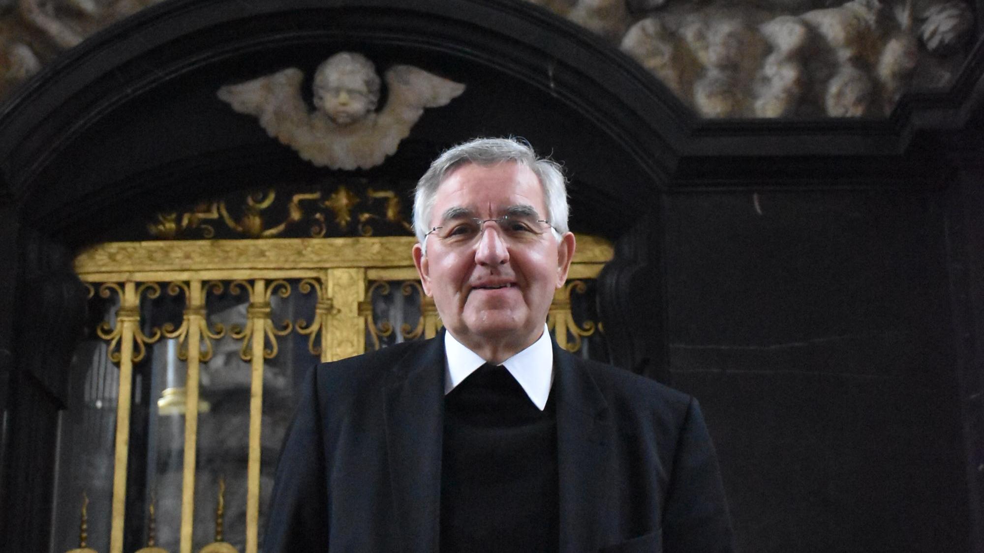 Der emeritierte Weihbischof Franz Josef Gebert an seiner Lieblingsstelle im Trierer Dom
