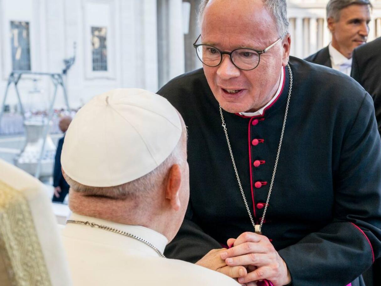 Bischof Ackermann reicht dem Papst die Hände.