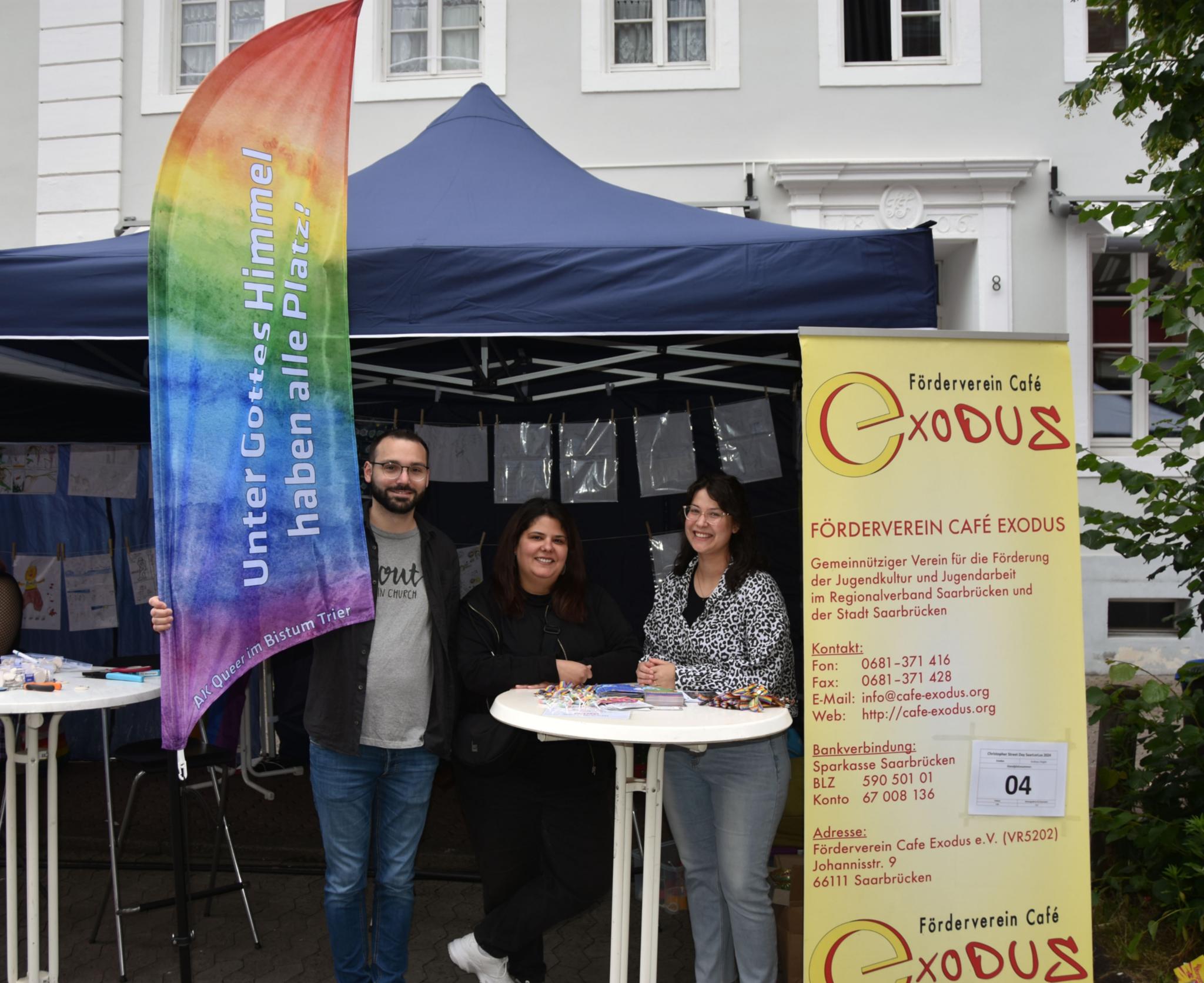 Gemeindereferent Andreas Diegler (AK Queer), Hannan Chalabi (Förderverein des Café Exodus) und Annika Wilk (Vorsitzende des Fördervereins Café Exodus)