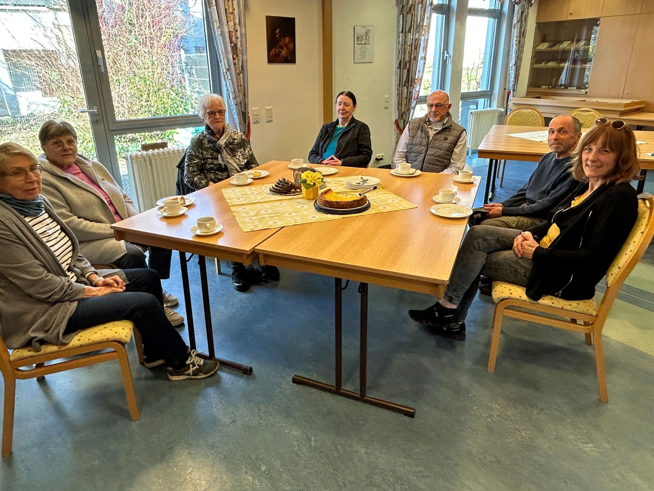 Bei Kaffee und Kuchen wurde sich beim Begegnungscafé im Bibelgarten über Neuigkeiten aus Nalbach und Umgebung ausgetauscht.