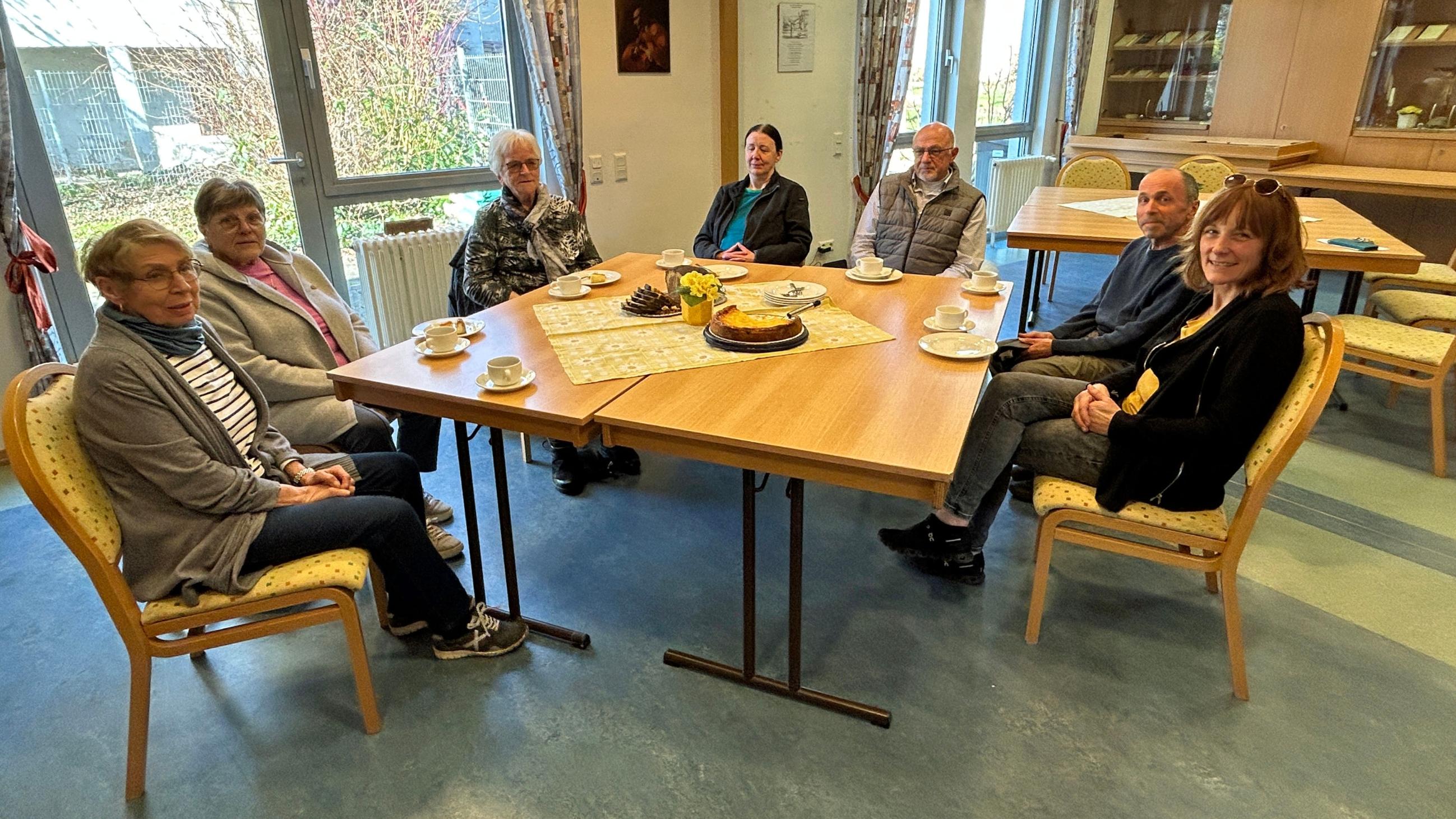 Bei Kaffee und Kuchen wurde sich beim Begegnungscafé im Bibelgarten über Neuigkeiten aus Nalbach und Umgebung ausgetauscht.