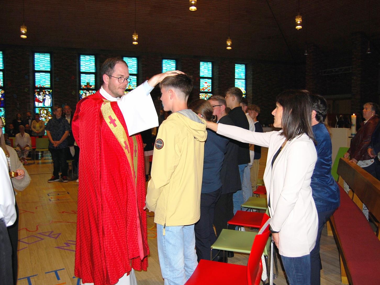 Jugendpfarrer Thomas Hufschmidt spendete 111 Jugendlichen das Sakrament der Firmung in der Jugendkirche MIA.