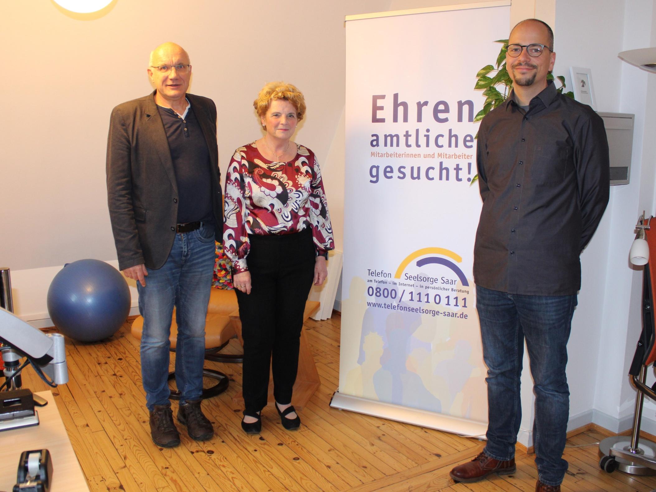 Pfarrer Volker Bier (ev. Leiter), Ehrenamtliche Ursula Joussier und Ulrich Monzel (kth. Leiter) warben für ein Engagement bei der TelefonSeelsorge Saar.