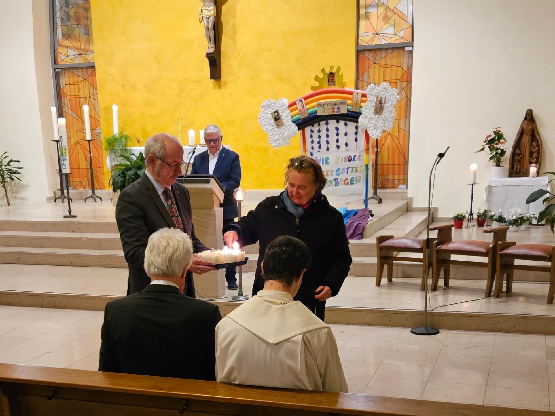 In ökumenischer Verbundenheit feierte die ACK Saar den Auftakt der diesjährigen Gebetswoche:  Joachim Hipfel (FEG, mit Kerzen), Pascale Jung (Kath. Kirche), Wolfang Schmidt (Ev. Kirche, am Ambo), Peter Guckenbiehl (NAK) und Johannes Aschenbach (SELK).