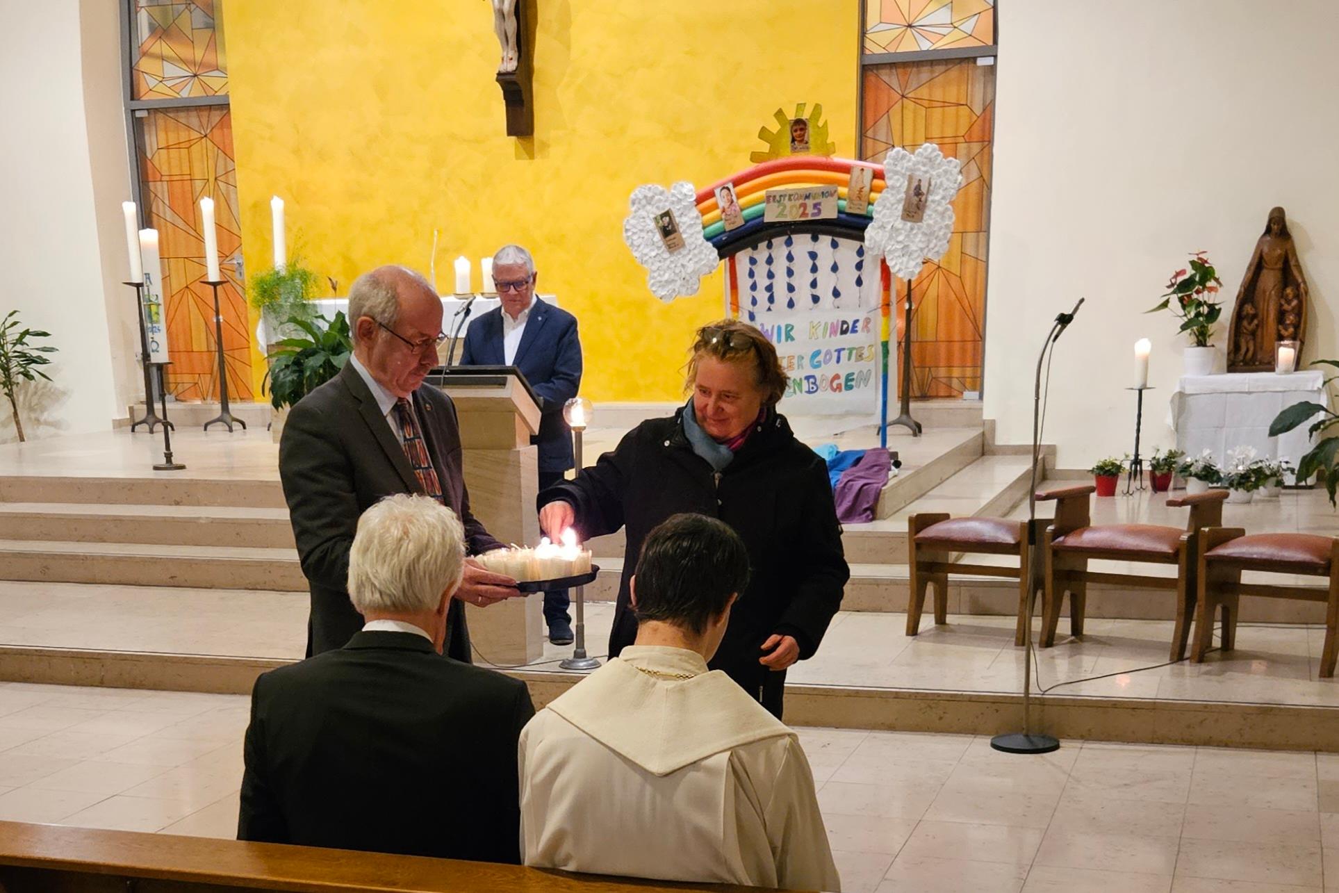 In ökumenischer Verbundenheit feierte die ACK Saar den Auftakt der diesjährigen Gebetswoche:  Joachim Hipfel (FEG, mit Kerzen), Pascale Jung (Kath. Kirche), Wolfang Schmidt (Ev. Kirche, am Ambo), Peter Guckenbiehl (NAK) und Johannes Aschenbach (SELK).