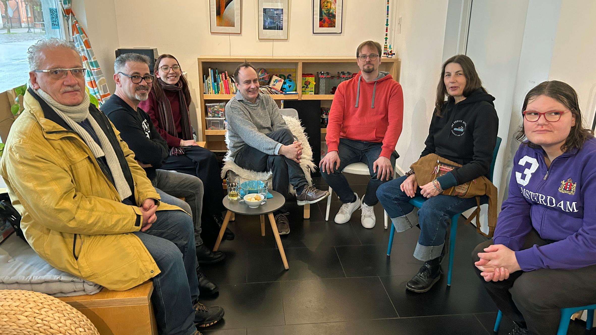 Erstes Treffen der Initiative international:handshake im welt:raum in Saarbrücken. Mit dabei: Mazen (2. von links), Konrad (Mitte), Simon (3. von rechts) und Sonja (2. von rechts).