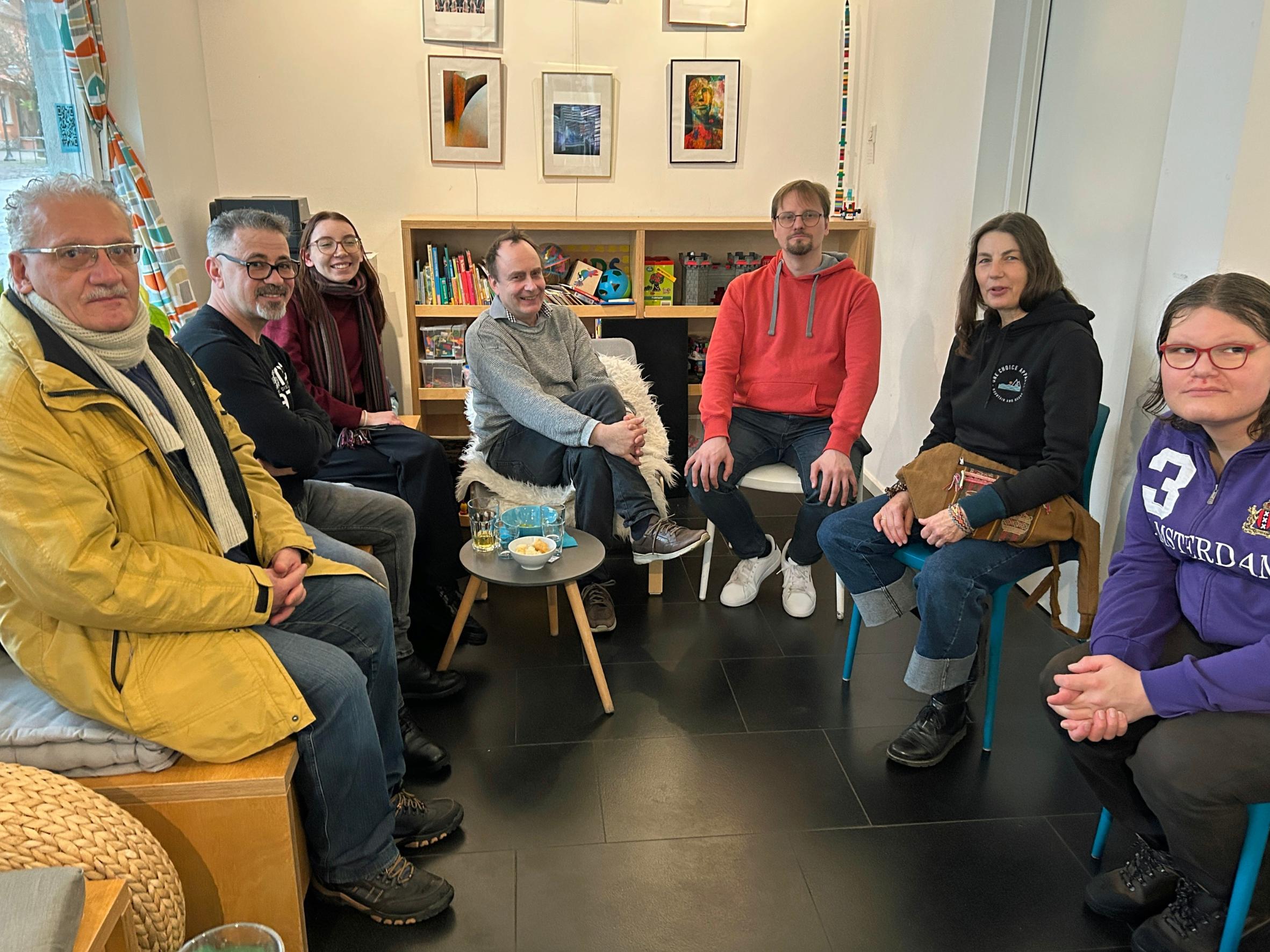 Erstes Treffen der Initiative international:handshake im welt:raum in Saarbrücken. Mit dabei: Mazen (2. von links), Konrad (Mitte), Simon (3. von rechts) und Sonja (2. von rechts).