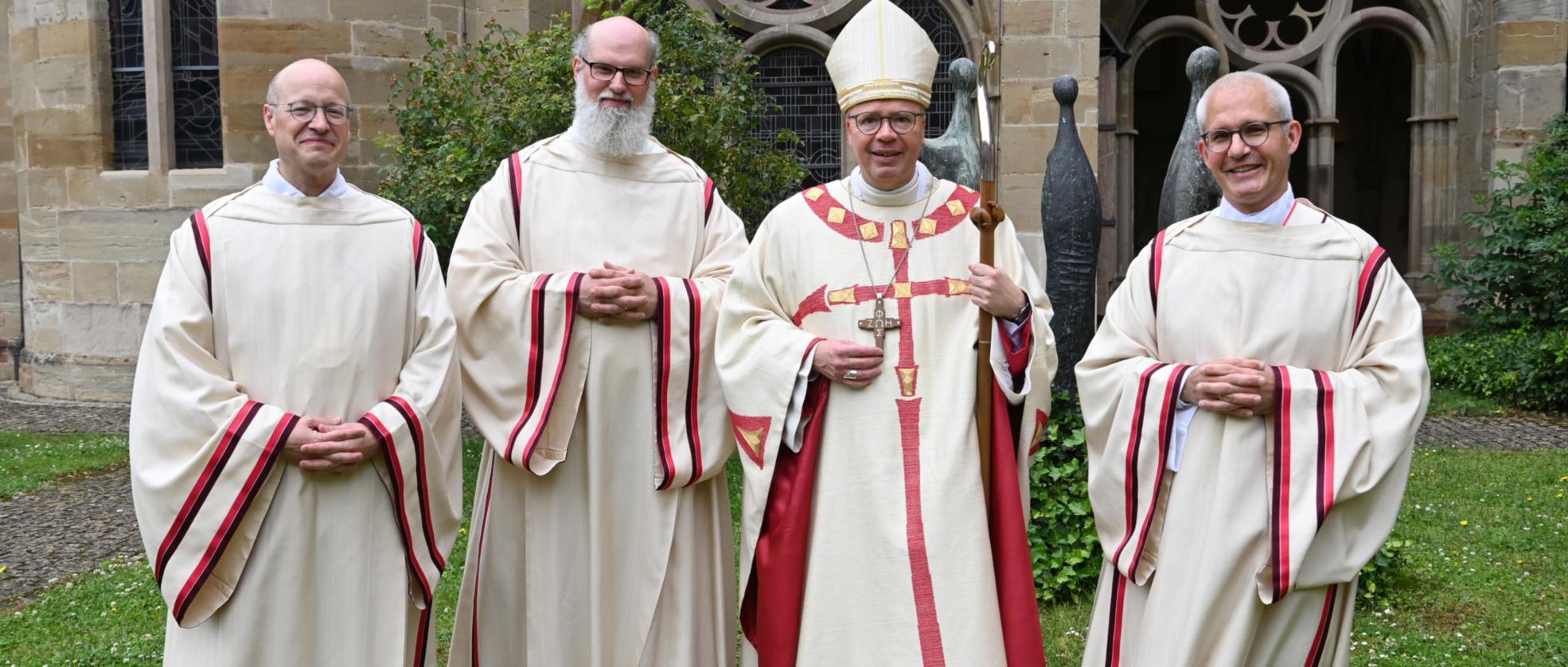 Dr. Stefan Kranz, Michael Schuh und Christoph Berger (vlnr.) zusammen mit Bischof Stephan Ackermann