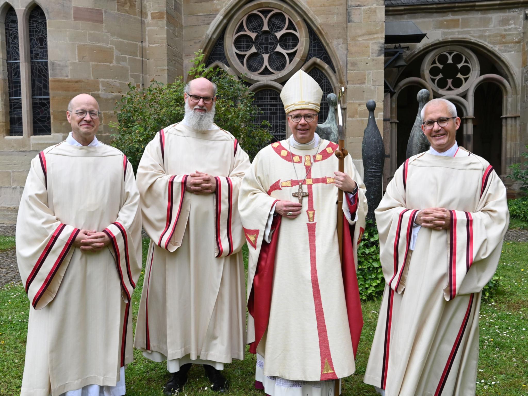 Dr. Stefan Kranz, Michael Schuh und Christoph Berger (vlnr.) zusammen mit Bischof Stephan Ackermann