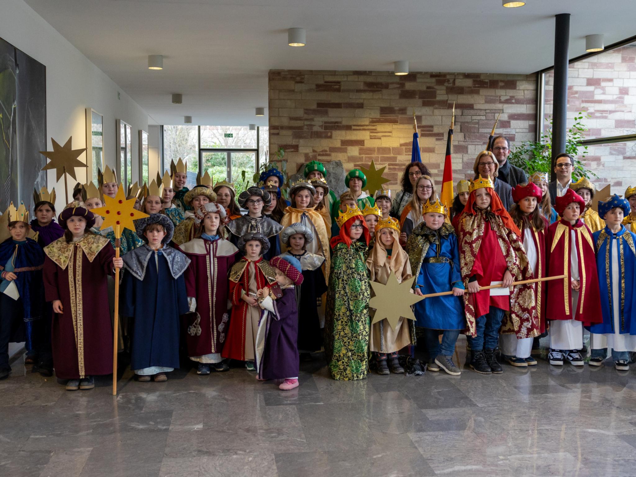 50 Sternsinger brachten den Segen in die Staatskanzlei.