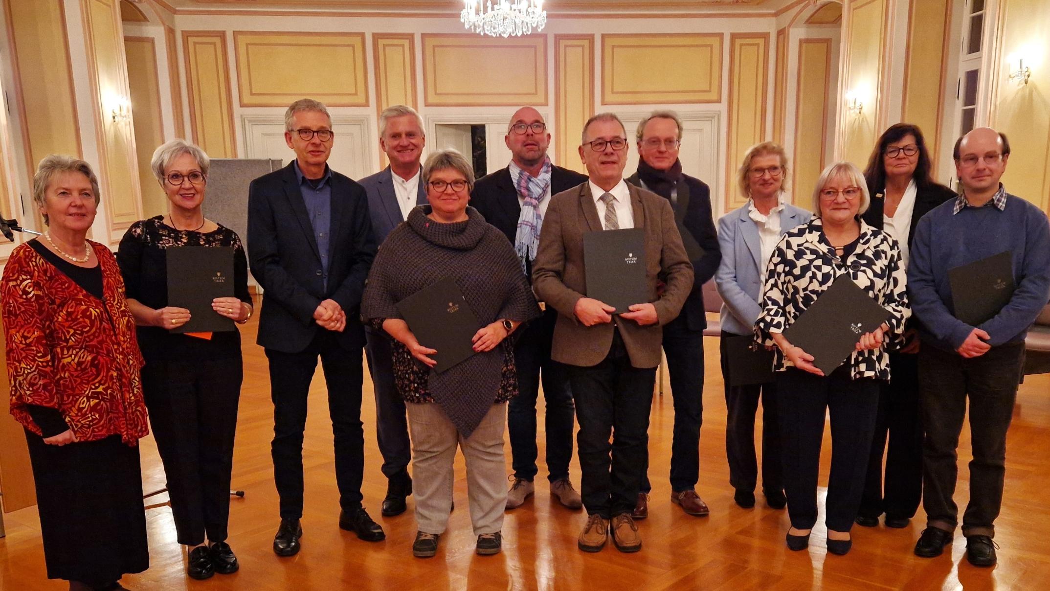 Elf Frauen und Männer (Foto mit der Kursleitung) haben sich für den Begräbnisdienst qualifiziert