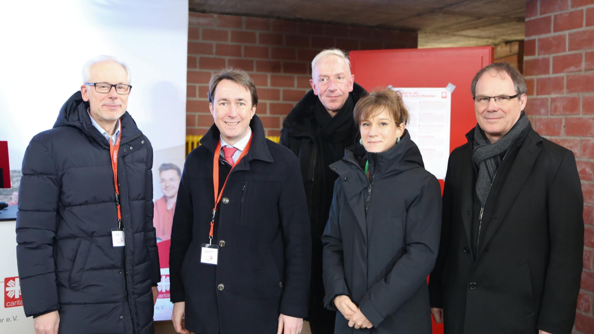 Richard Stahl und Christian von Wichelhaus, beide Geschäftsführer des Caritasverbandes Rhein-Mosel-Ahr e. V., Domkapitular Benedikt Welter, Vorsitzender des Caritasverbandes für die Diözese Trier, Katharina Heil, Ministerialdirektorin des Ministeriums für Wissenschaft und Gesundheit und Dr. Oliver Müller, Vorstand für Internationales, Migration und Katastrophenhilfe des Deutschen Caritasverbandes (V. l. n. r.)