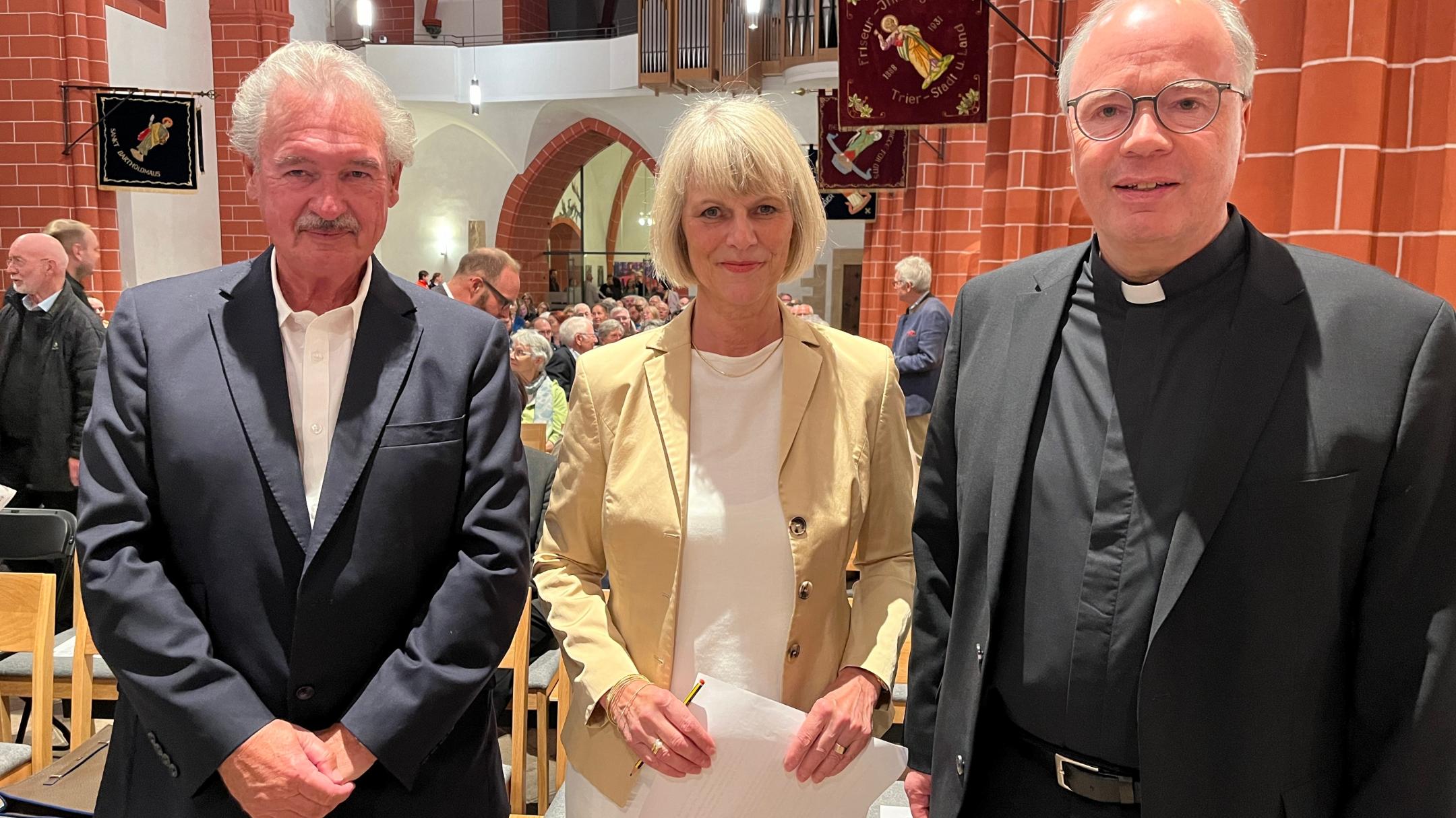 Bischof Stephan Ackermann, ZDF-Redakteurin Gundula Gause und Luxemburgs ehemaliger Außenminister Jean Asselborn in Sankt Gangolf.