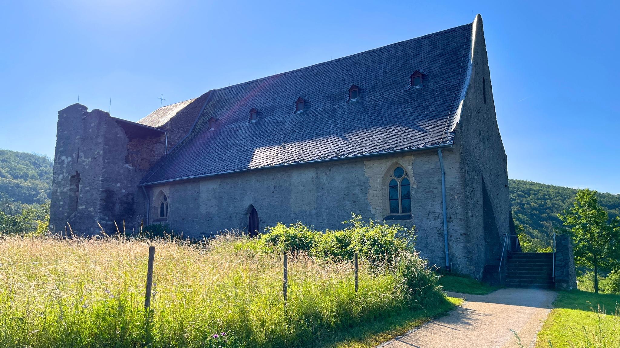 Die Kirche liegt hoch über dem Moseltal und ist beliebter Halt für Wanderer und Pilgerer.