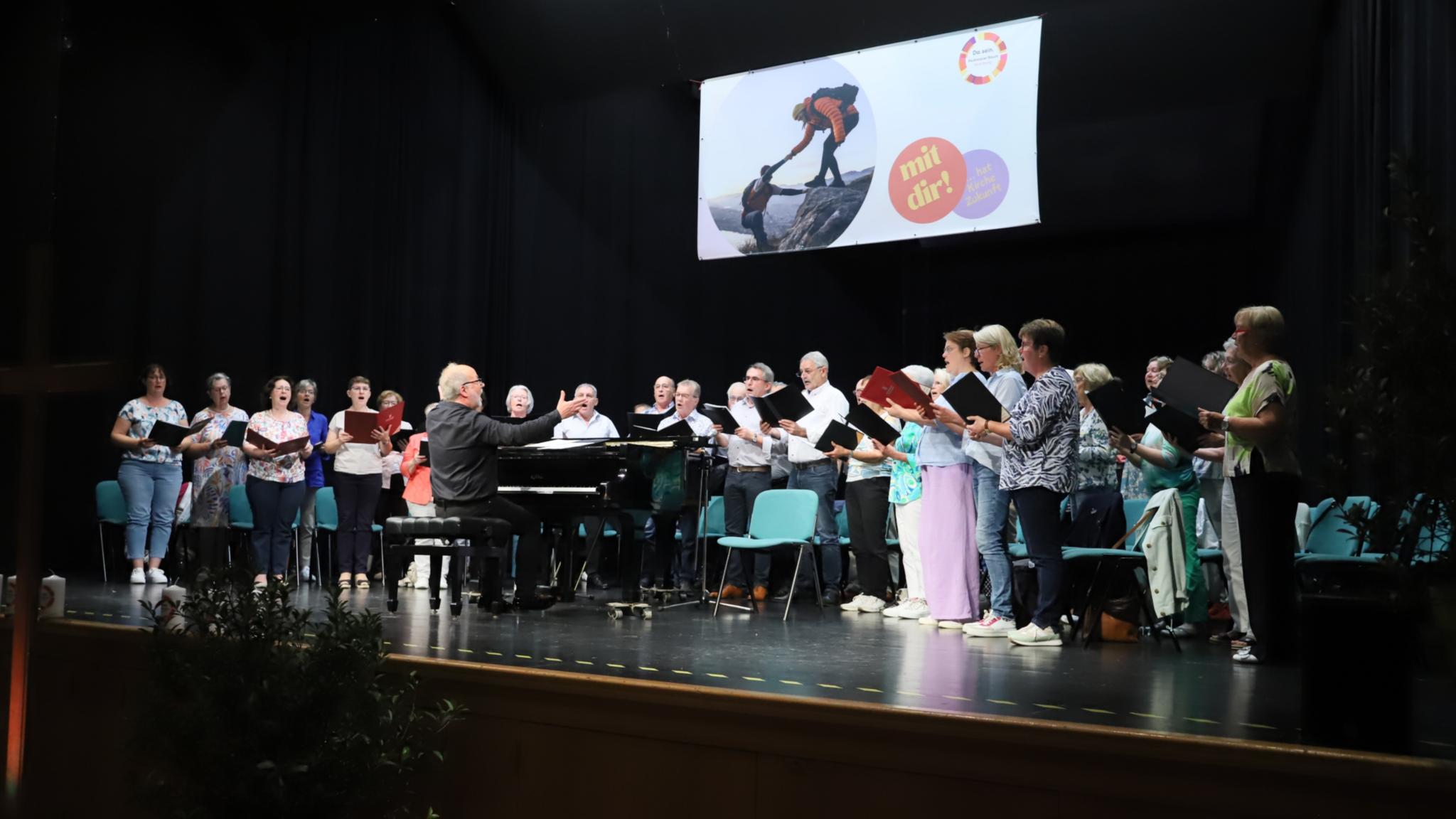 Gemeinsam Singen im Chor (Archivfoto von der Auftaktveranstaltung des Pastoralen Raums Saarburg)