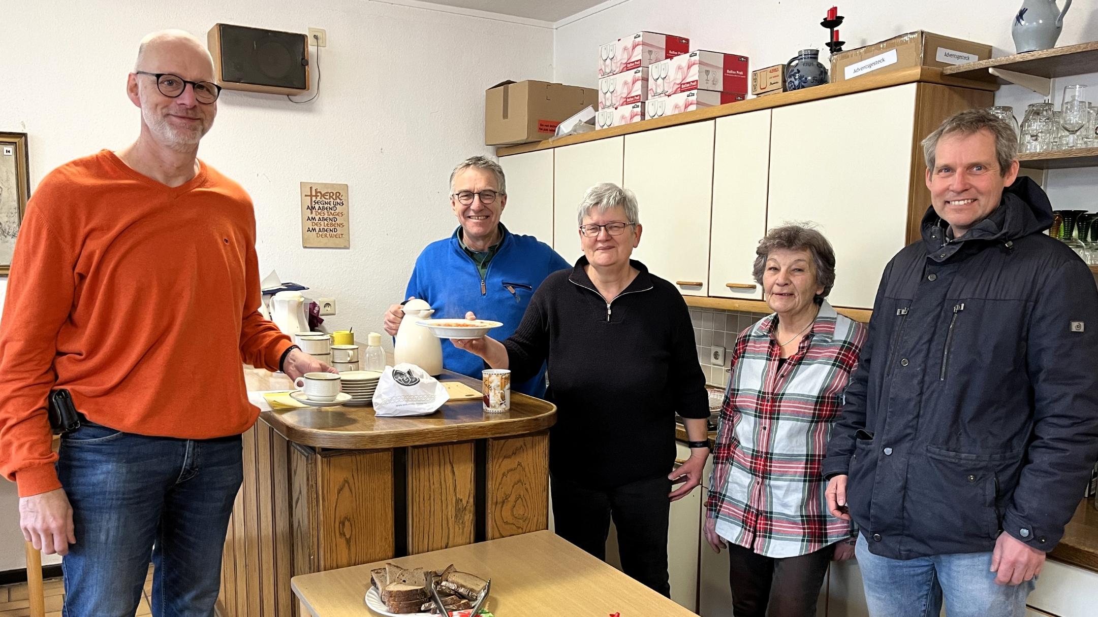 Bei Eat&Chill, einer Aktion der katholischen und evangelischen Kirche in Neuwied, kommen Haupt- und Ehrenamtliche zusammen, um Gästen eine warme Mahlzeit anzubieten.