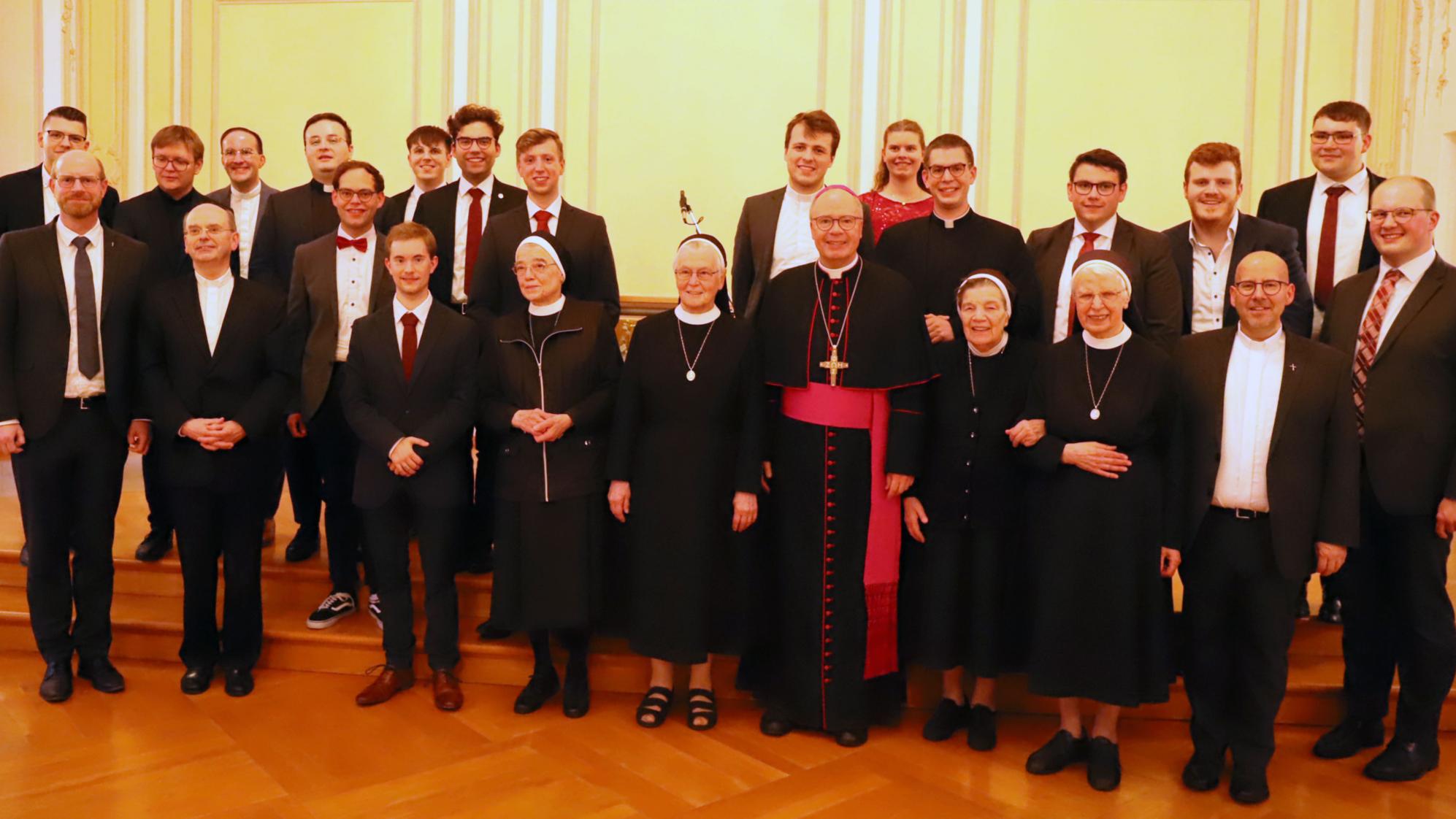Bischof Ackermann verabschiedete Regens Laufer-Schmitt und die Schwesterngemeinschaft (vordere Reihe von rechts) im Beisein der Seminargemeinschaft und vieler weiterer Gäste