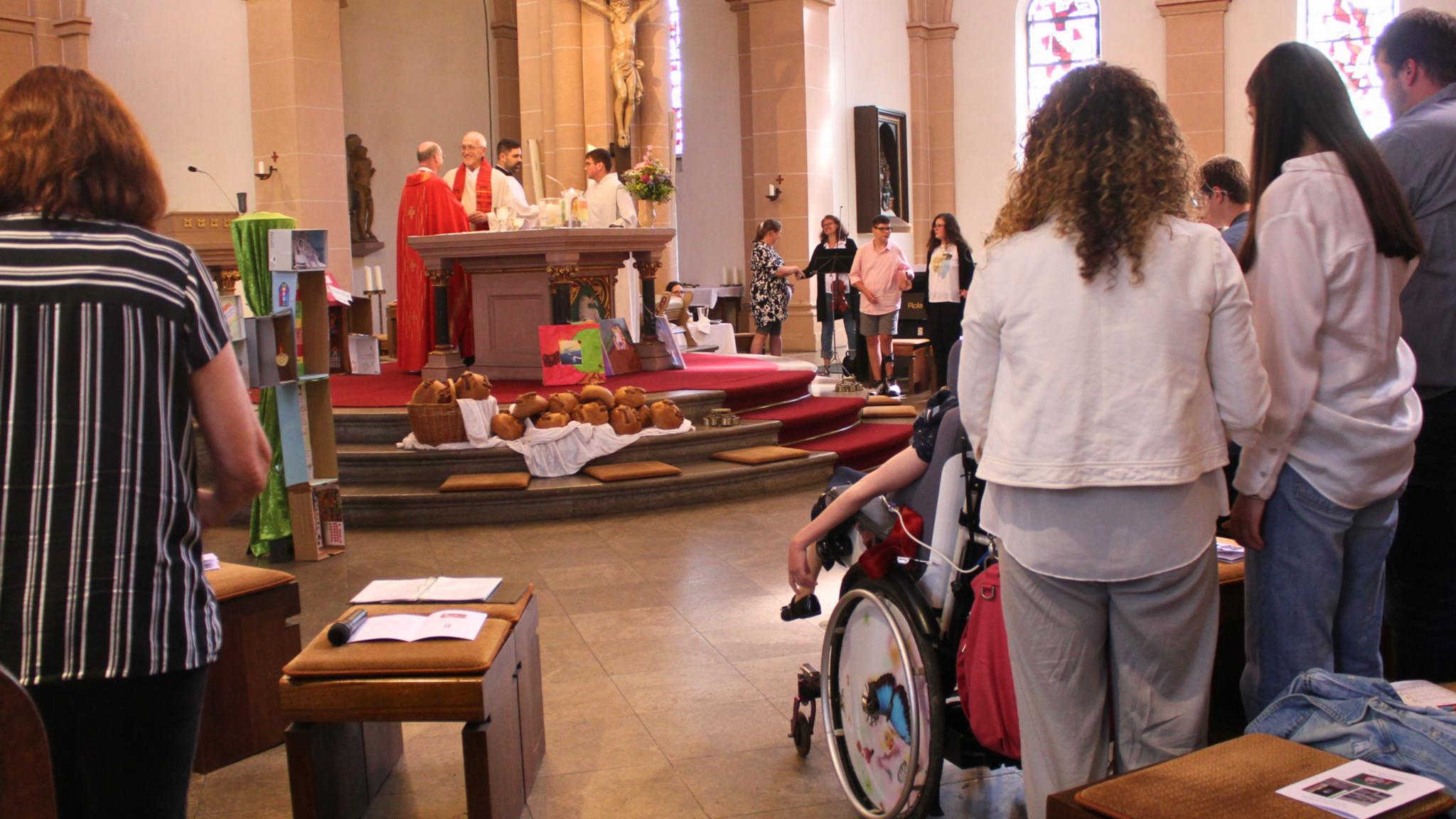 Mit vielen Angehörigen feierten die Schülerinnen und Schüler der Christiane-Herzog-Schule den Empfang des Firmsakraments mit dem Trierer Weihbischof Robert Brahm in der Pfarrkirche St. Martin in Neuwied-Engers.
