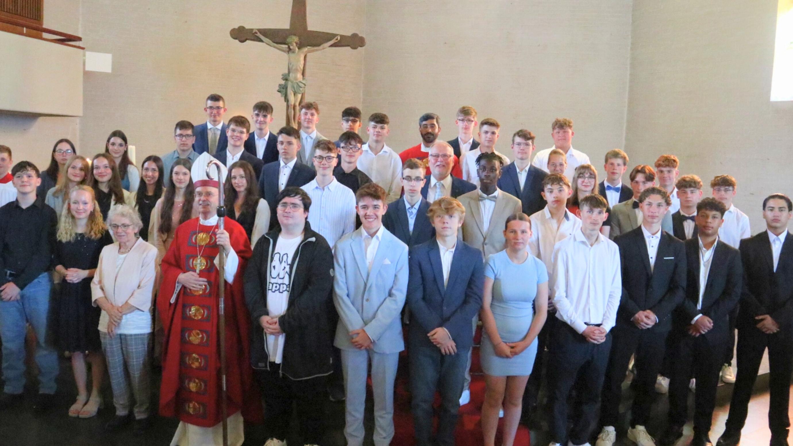 Nach der Firmung kamen die Jugendlichen nochmal zu einem Gruppenfoto mit dem Trierer Weihbischof Robert Brahm in der Niederzissener Kirche zusammen.