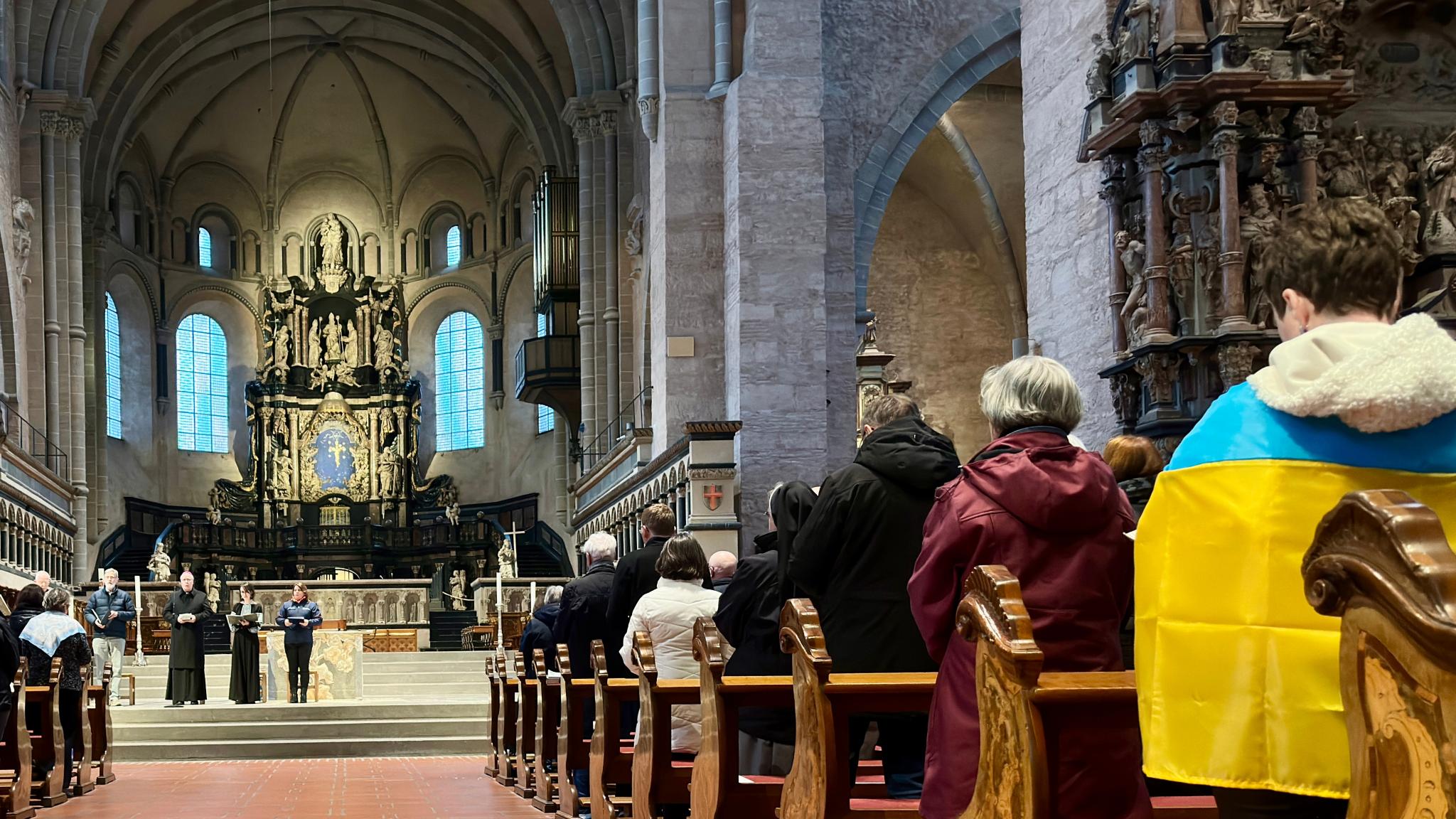 Die Menschen im Dom beten für einen gerechten Frieden in der Ukraine