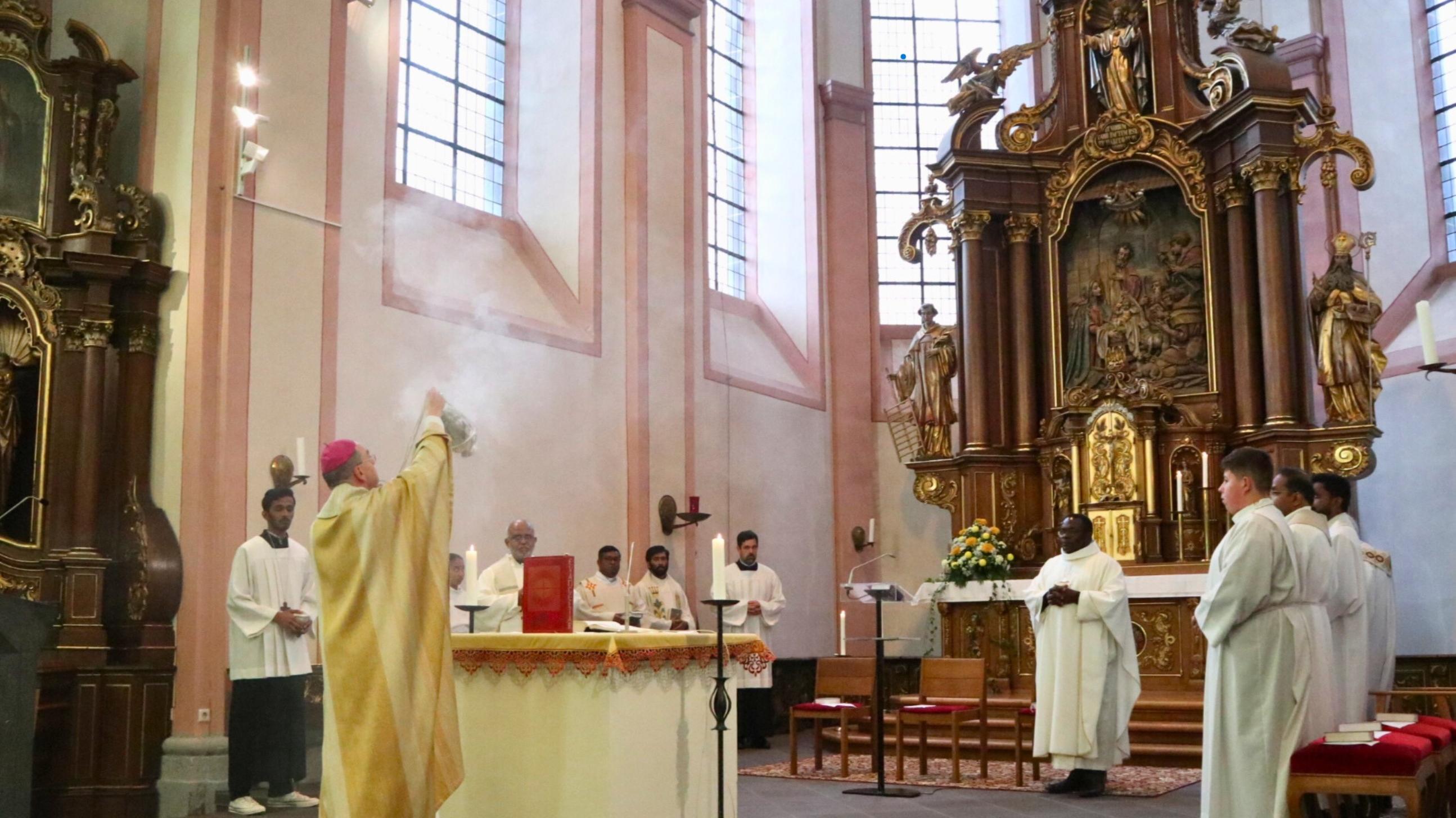 Dem Gottesdienst zum Gedenken an den 75. Todestag von Pater Johannes Maria Haw in der Leutesdorfer Pfarrkirche stand Weihbischof Robert Brahm (links) vor