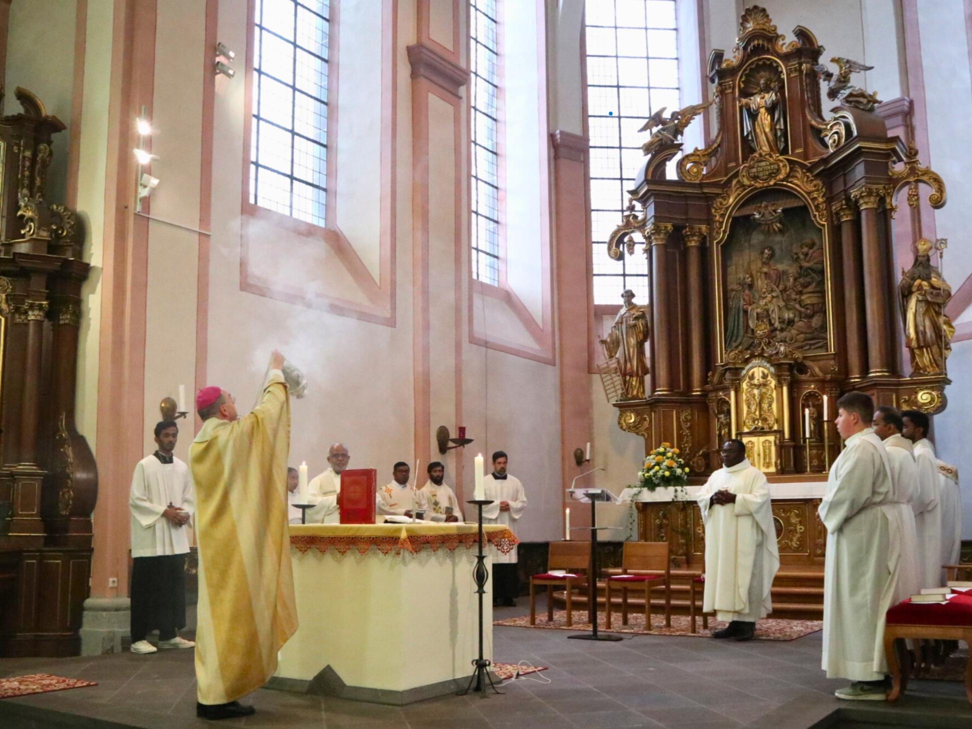 Dem Gottesdienst zum Gedenken an den 75. Todestag von Pater Johannes Maria Haw in der Leutesdorfer Pfarrkirche stand Weihbischof Robert Brahm (links) vor