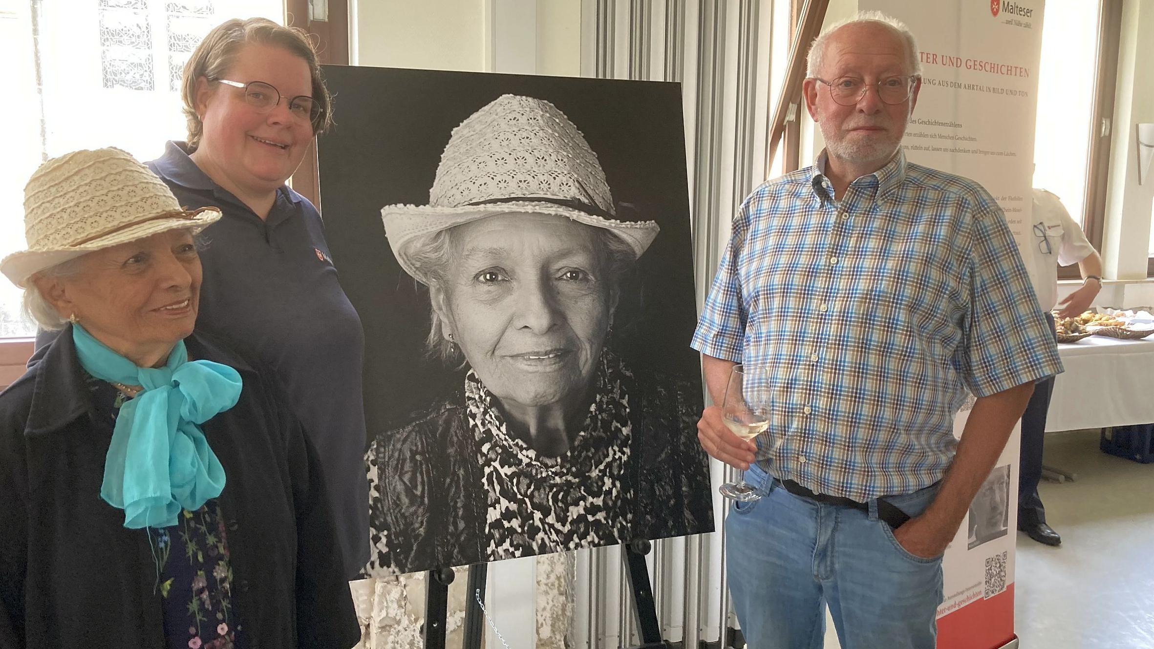 Fotograf Werner Richner (rechts) freut sich über das Interesse der Besucher – genau wie die im Bild portraitierte Irma Günzel (links) und Anke Sattler vom Projektteam der Malteser in Bad Neuenahr.