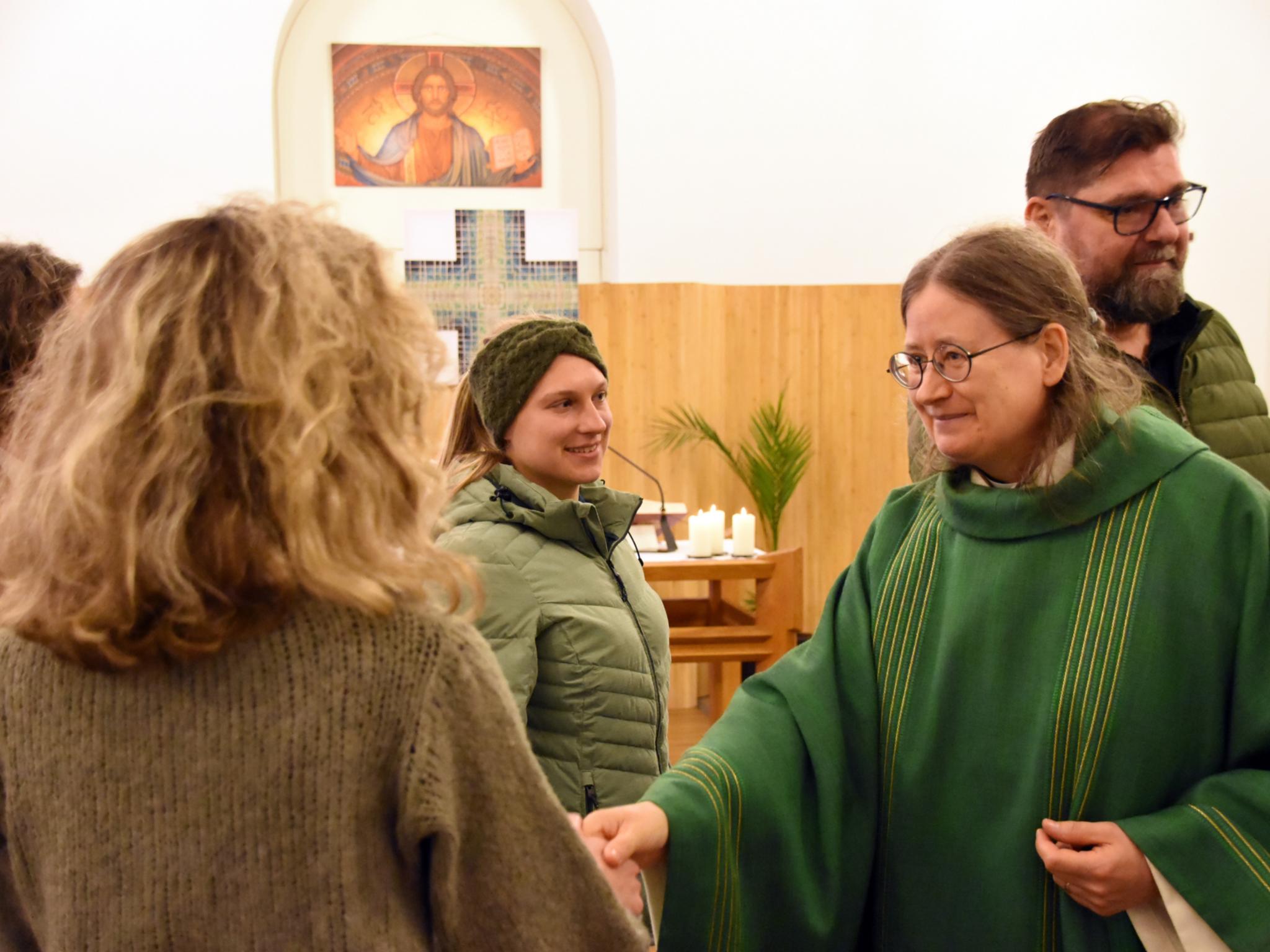 Die altkatholische Pfarrerin Ruth Tuschling beim Friedensgruß im Friedensgottesdienst