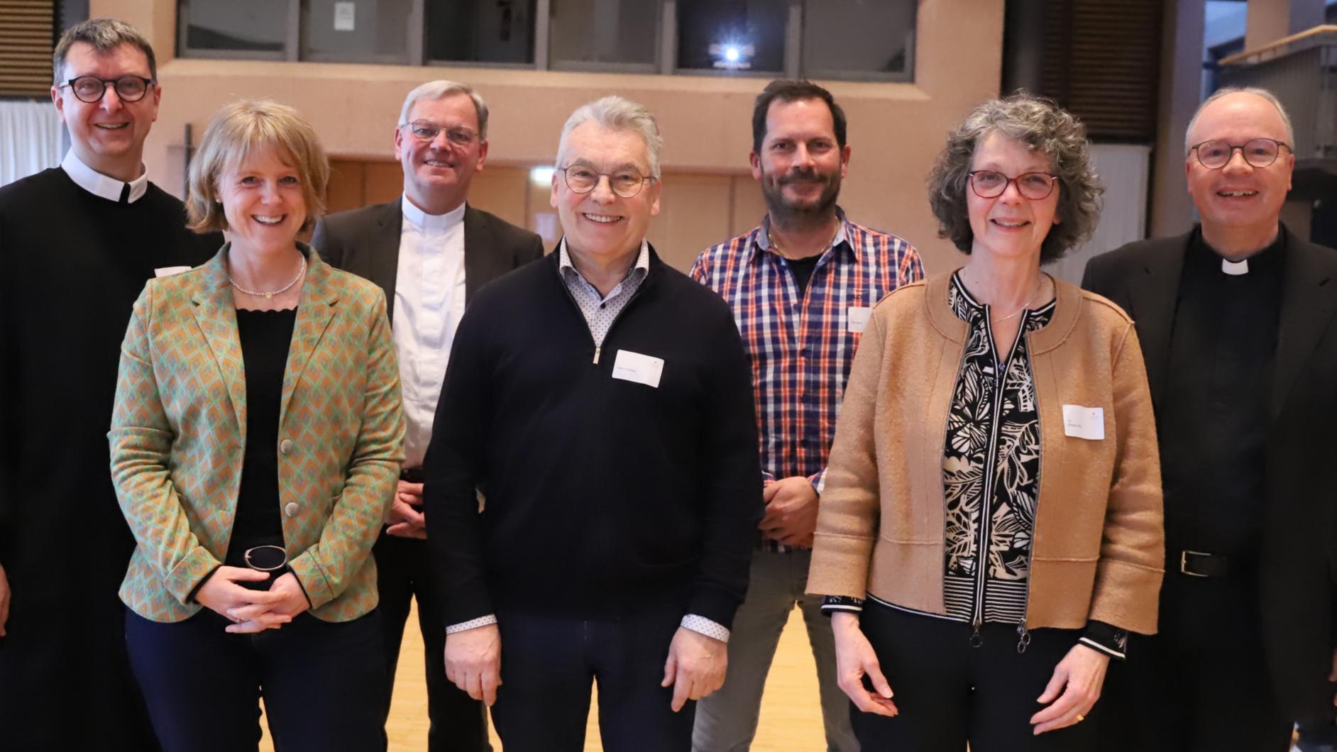 Der Vorstand: Bruder Peter Berg, Edith Ries, Generalvikar Dr. Ulrich von Plettenberg, Helmut Sicken, Dirk Bach und Dr. Elfriede Franz (vlnr.) Ganz rechts Bischof Dr. Stephan Ackermann