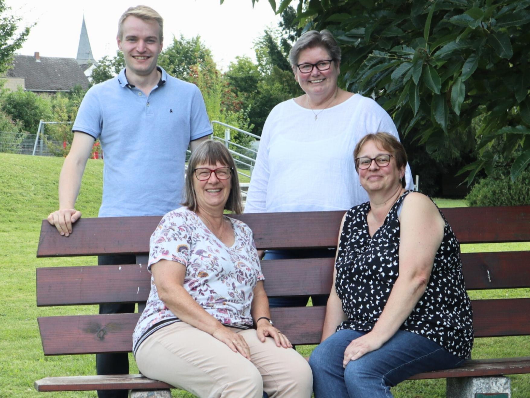 Haben gemeinsam am Schutzkonzept zur Prävention von sexualisierter Gewalt im Pastoralen Raum Maifeld-Untermosel gearbeitet: Luca Schwarz und Angela Hübner (stehend), Renate Schmitt (sitzend links) und Karin Fust sowie Annemarie Sattler, Elisabeth Einig und Rudolf Demerath, die auf dem Foto fehlen.