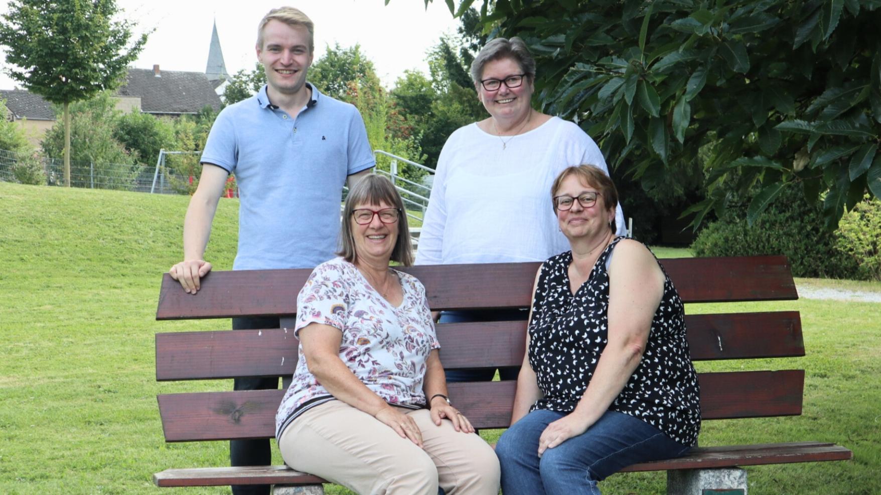 Haben gemeinsam am Schutzkonzept zur Prävention von sexualisierter Gewalt im Pastoralen Raum Maifeld-Untermosel gearbeitet: Luca Schwarz und Angela Hübner (stehend), Renate Schmitt (sitzend links) und Karin Fust sowie Annemarie Sattler, Elisabeth Einig und Rudolf Demerath, die auf dem Foto fehlen.