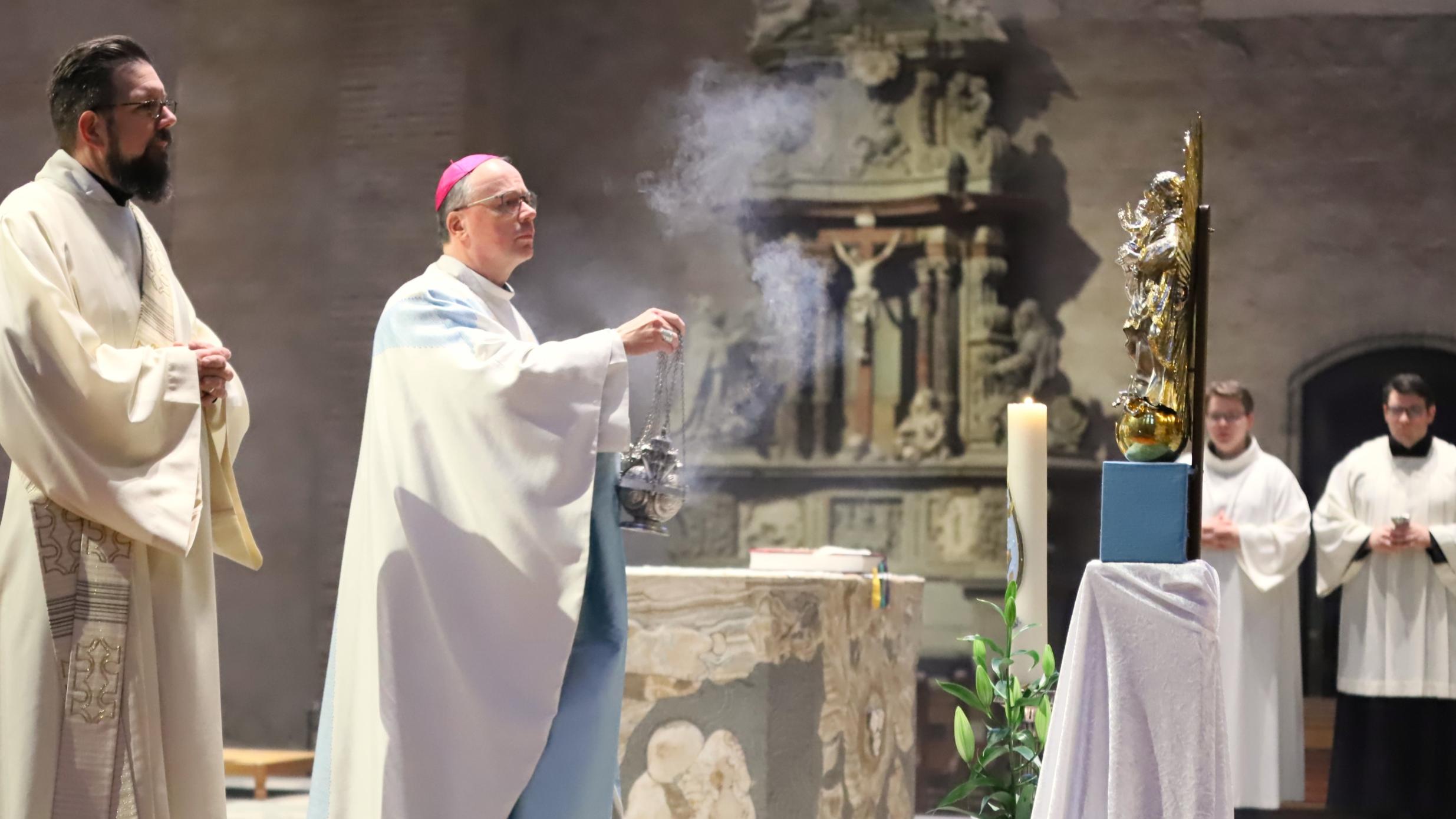 Bischof Ackermann vor der Marienstatue, die am Hochfest Maria Immaculata im Altarraum ihren Platz hat