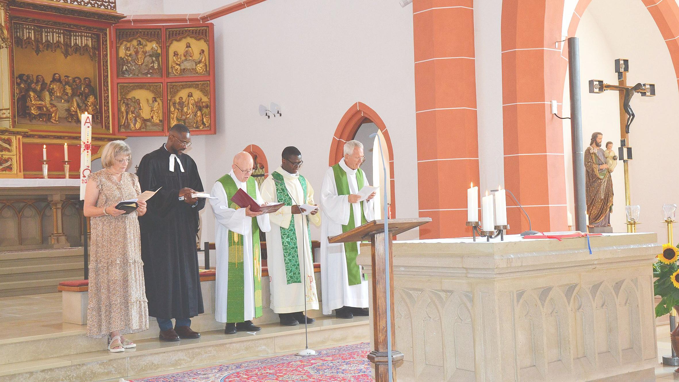 Lektorin Patricia Schutz im Gottesdienst mit den Pfarrern Maximilian Luzeka, Stefan Wolf, Samson Takpé und Jean-Louis Barthelmé (von links).