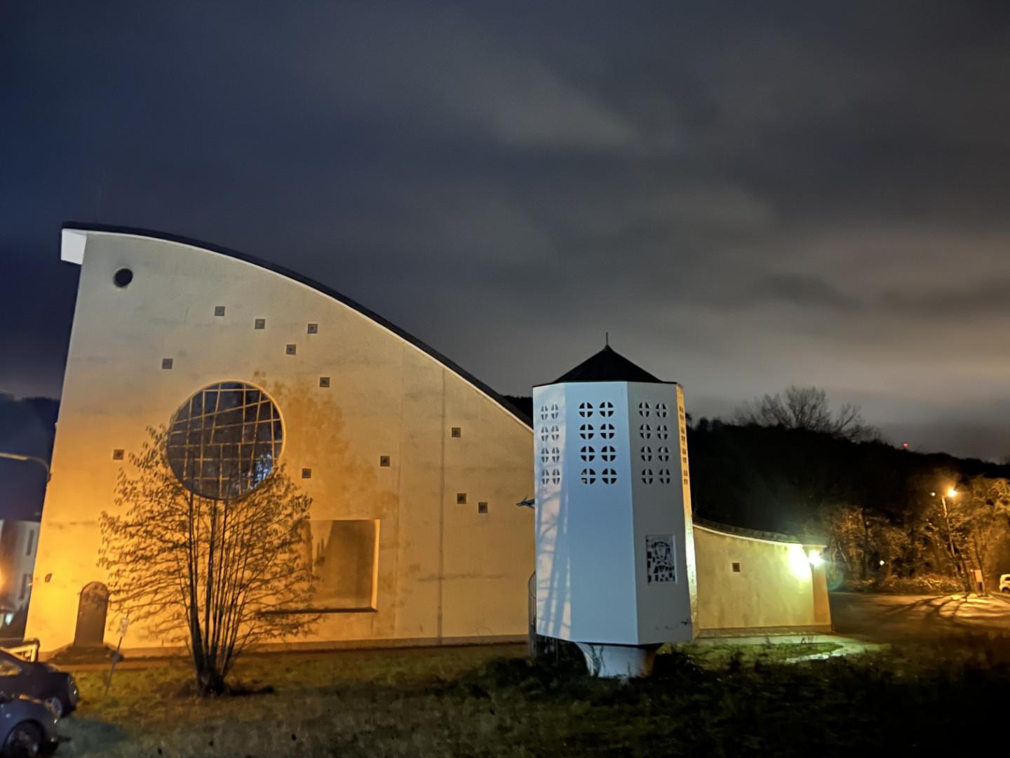 Eine hell beleuchtetet Kirche in der Nacht